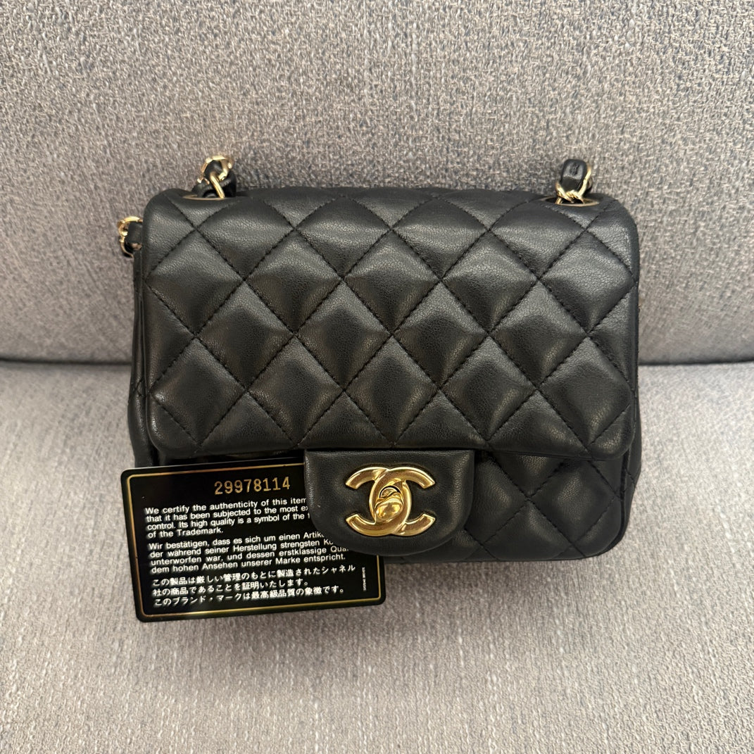 The original color of the Chanel black gold square fat man 29K card with strap