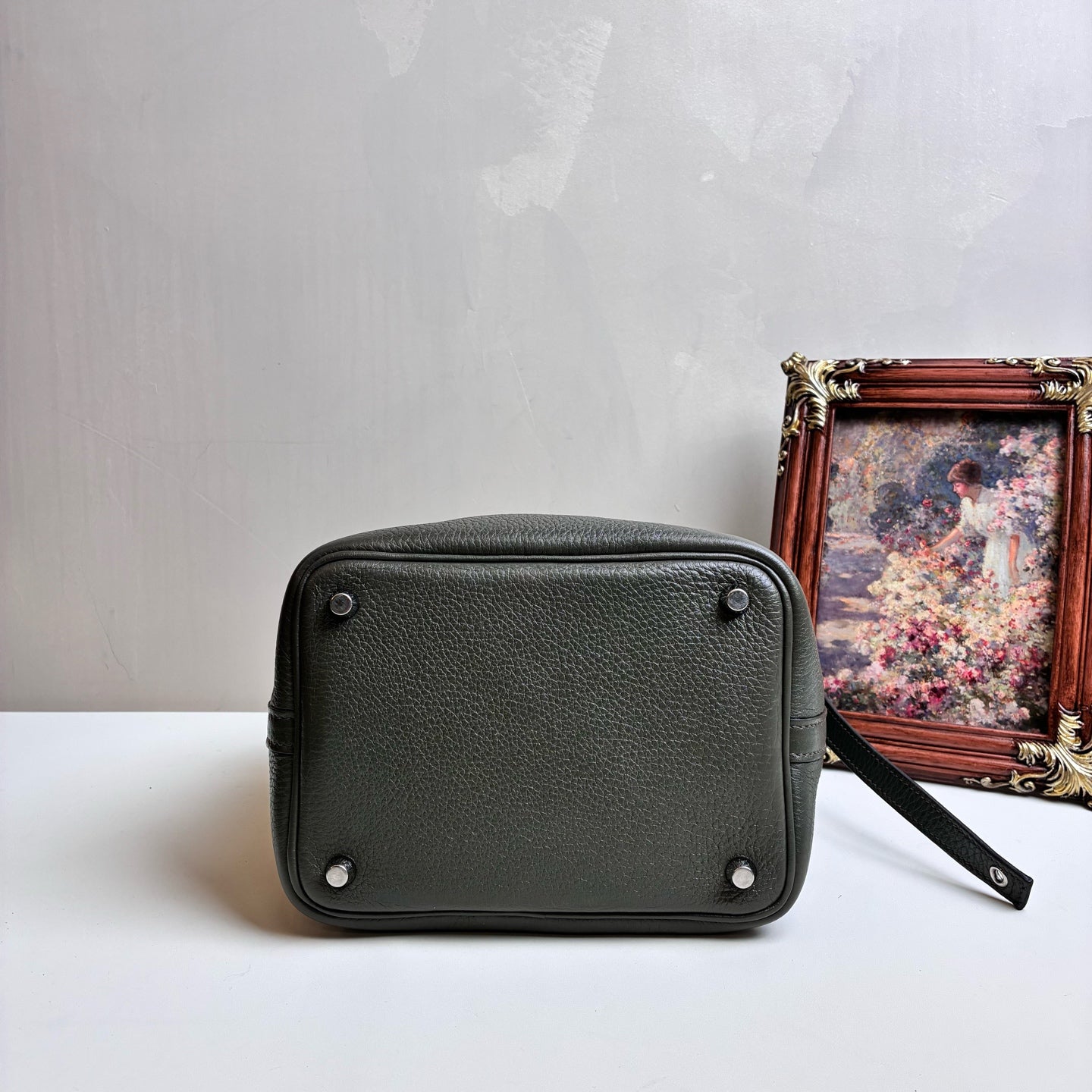 Hermes / Hermès Garden Party 18 P刻 in 99% new condition   Dimensions: 18 x 13 x 18 cm   Color: Gray Green   Includes lock
