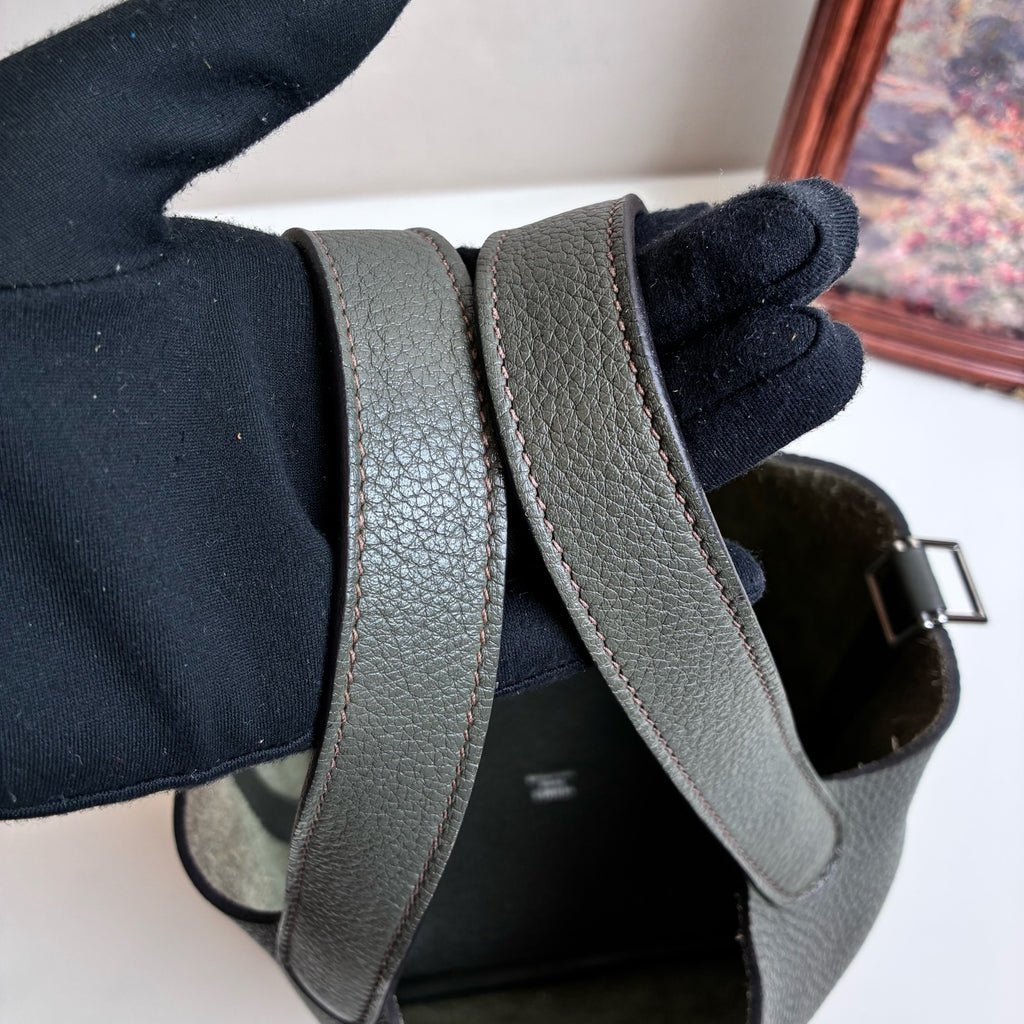 Hermes / Hermès Garden Party 18 P刻 in 99% new condition   Dimensions: 18 x 13 x 18 cm   Color: Gray Green   Includes lock