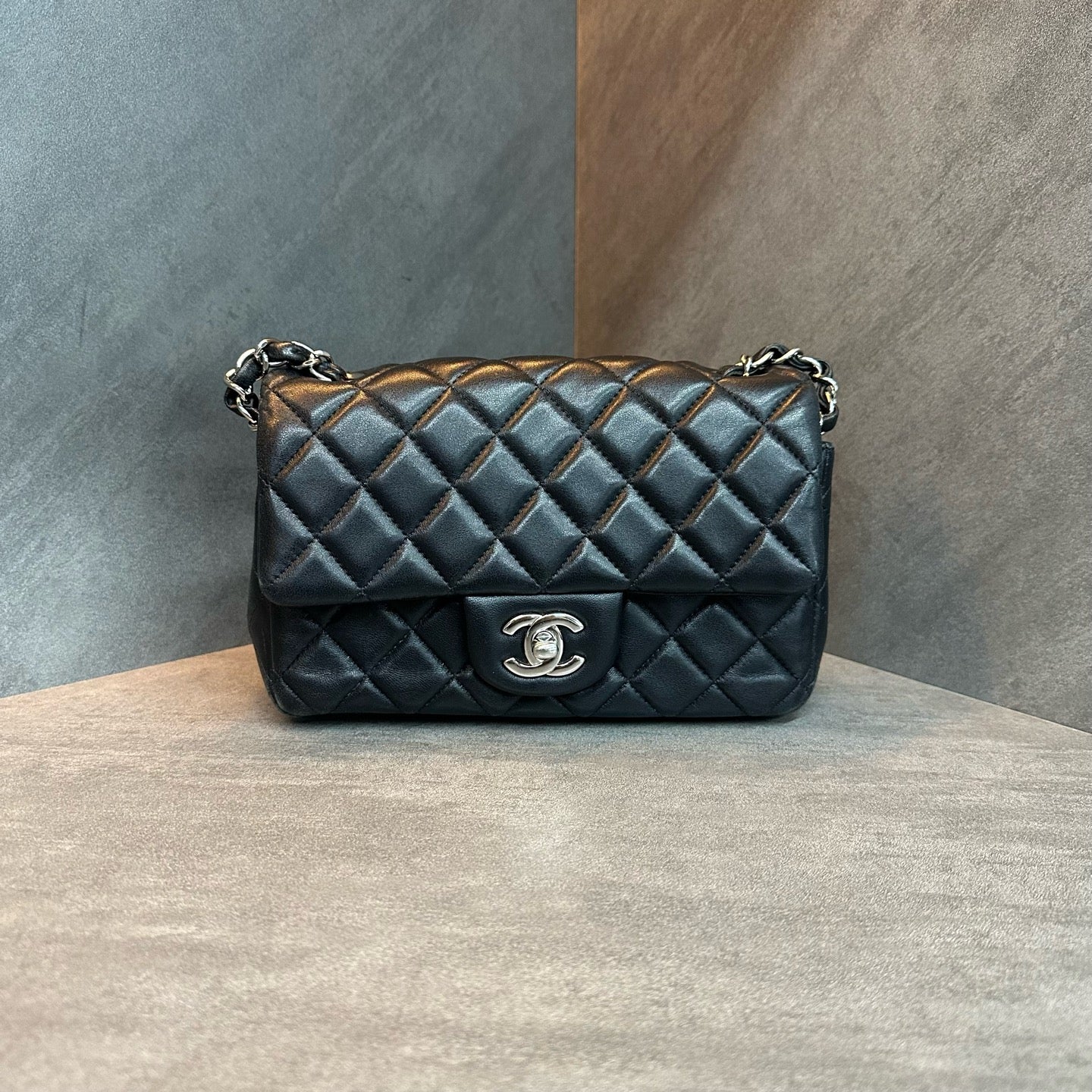 Chanel cf Large mini black silver sheepskin chain bag, 29 opening type, three-dimensional inside clean