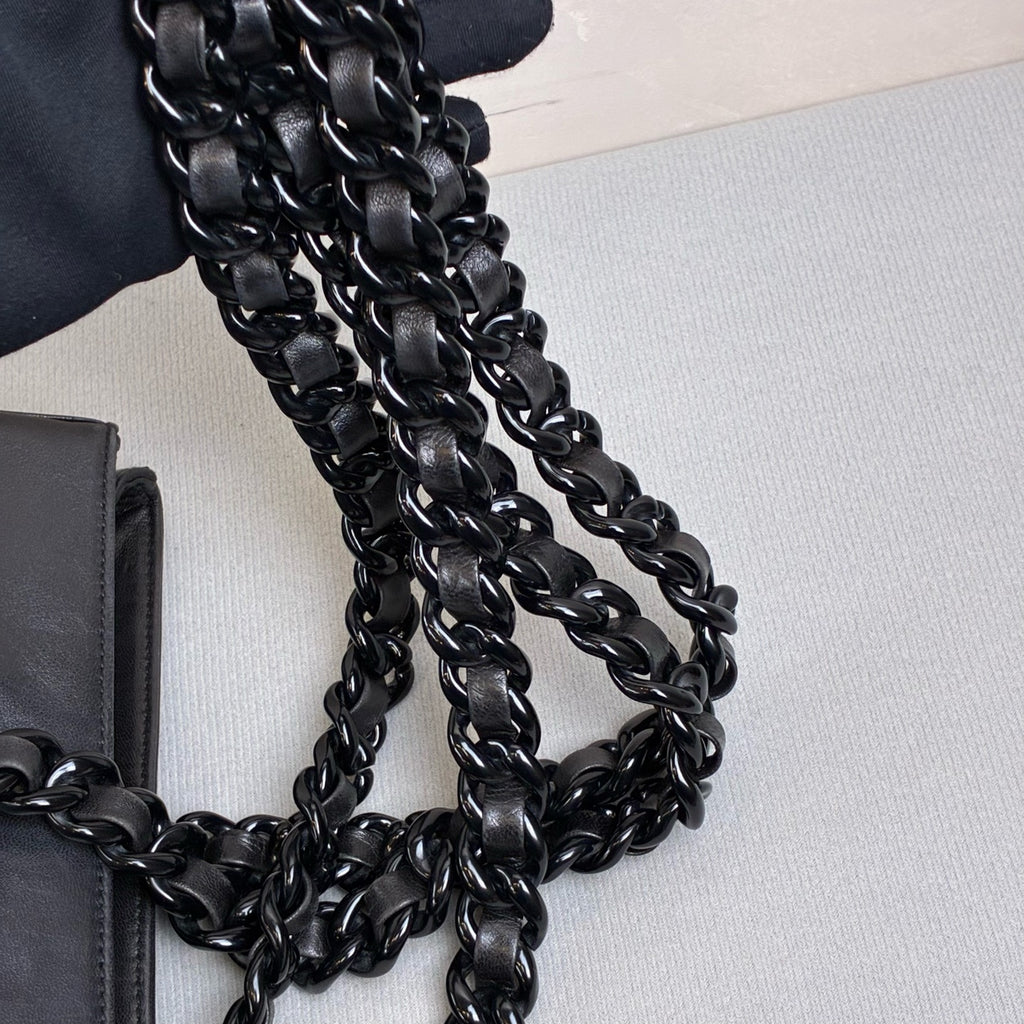 98% New PRADA Black Chain Handbag, Made in Italy from Black Leather. The chain shoulder strap is very textured, with a large capacity, perfect for everyday outings.