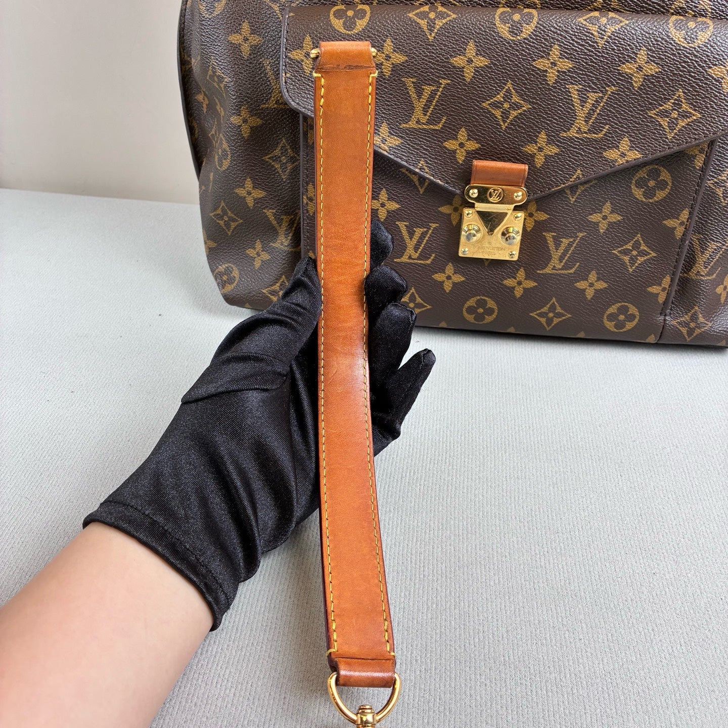 Louis Vuitton 98 New Metis Hobo, same style as HyunA, dimensions 32*36.