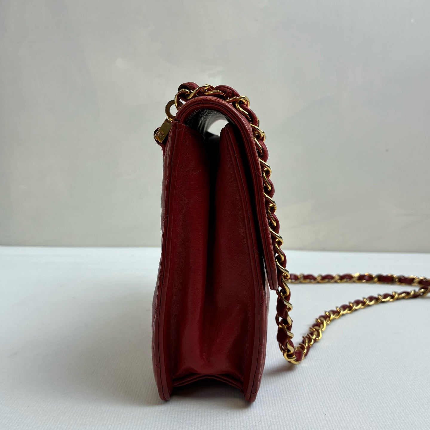 Chanel Vintage Red and Gold Round Double C Square Bag Length 17.5cm Lambskin Material Bright Red 98% New