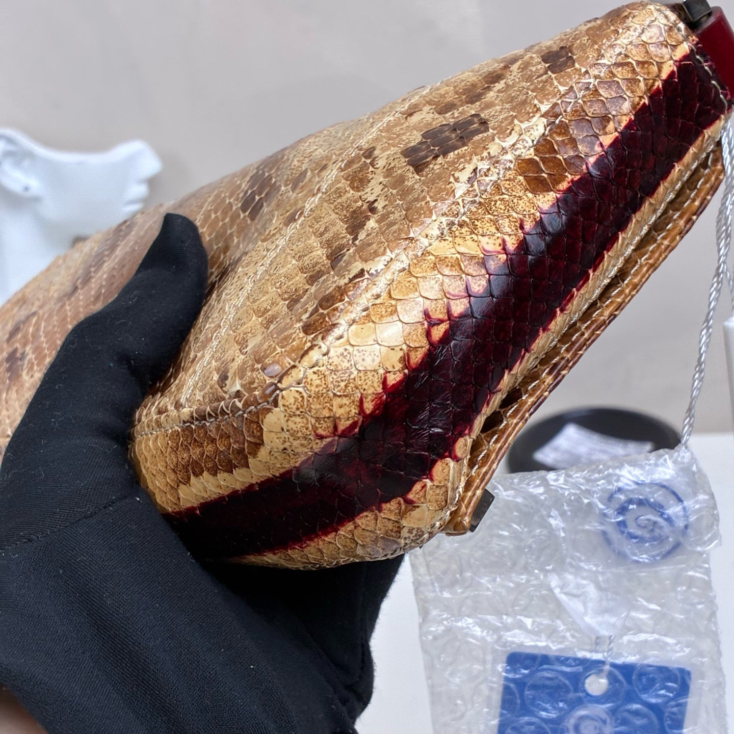 Fendi Snake Skin Silver Rod Baguette Handbag, with a bottom size of 26*12 cm. Classic baguette style, featuring snake skin combined with a red shoulder strap and a silver rod design.