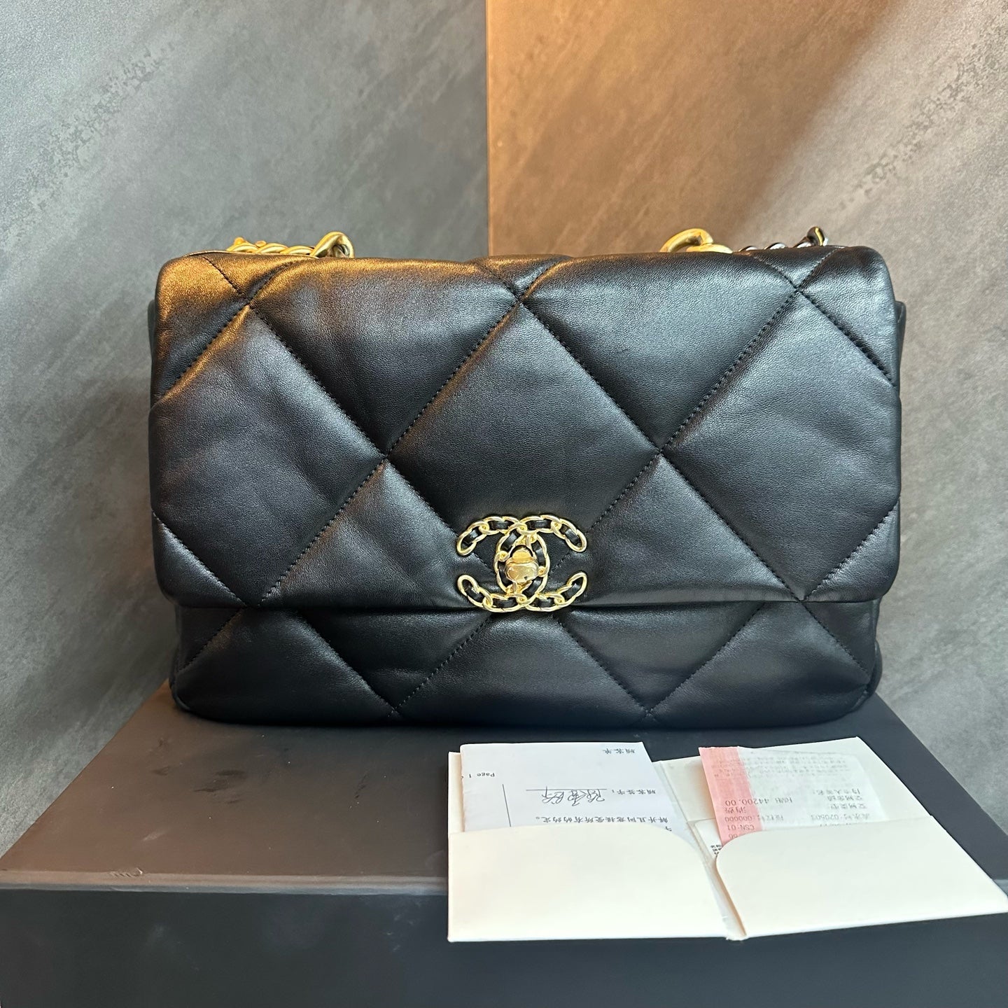 Unused new | Chanel 19bag medium, chip version, black and gold lambskin, excellent bag shape, clean interior, full set of accessories