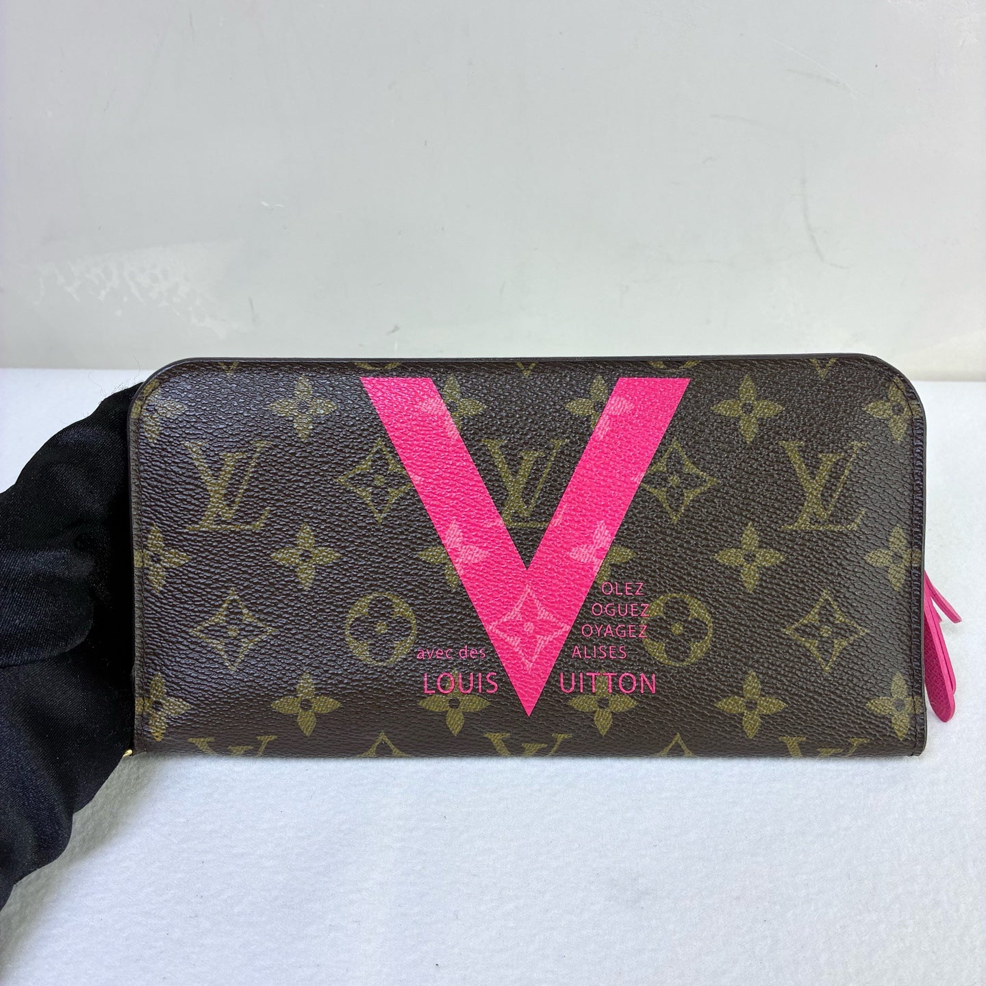 Louis Vuitton 98 New Seasonal Limited Edition Large V Long Wallet Size 21*11
