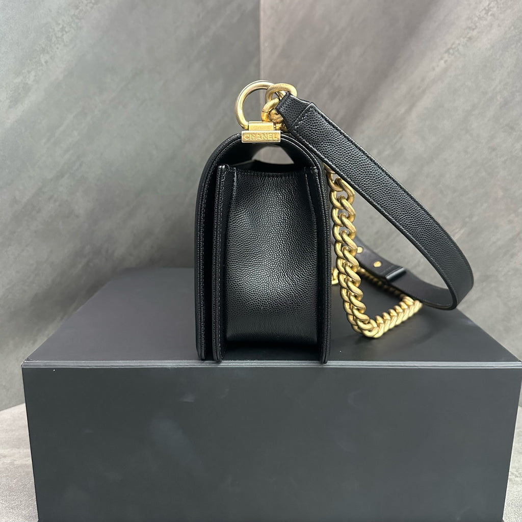 Chanel Le Boy Medium Black Gold Lambskin Chain Bag Chip The shape is three-dimensional and the interior is clean.
