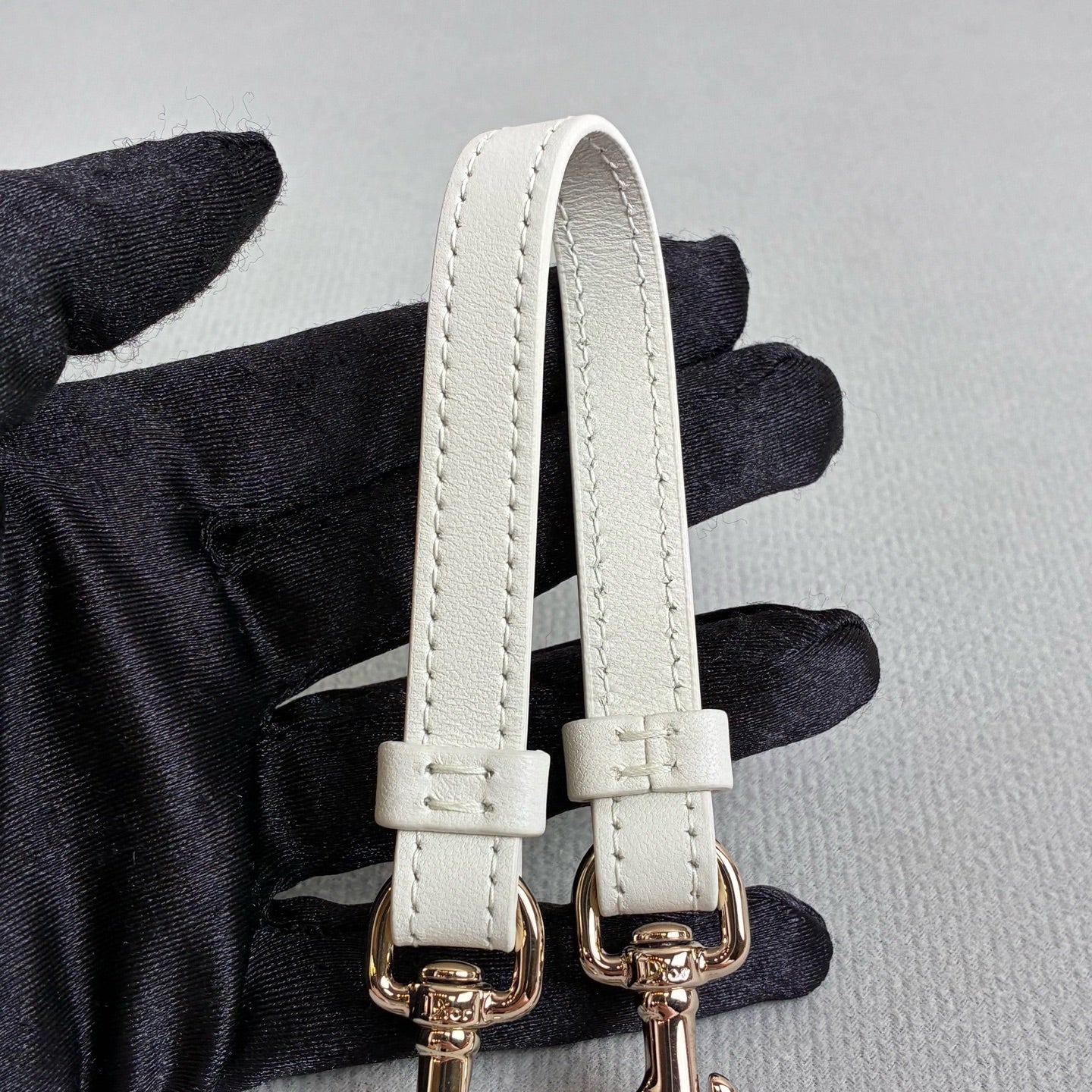 Dior 99% New Platinum Lambskin Woven Phone Bag, Can be Handheld or Crossbody, Size 10.5*18.