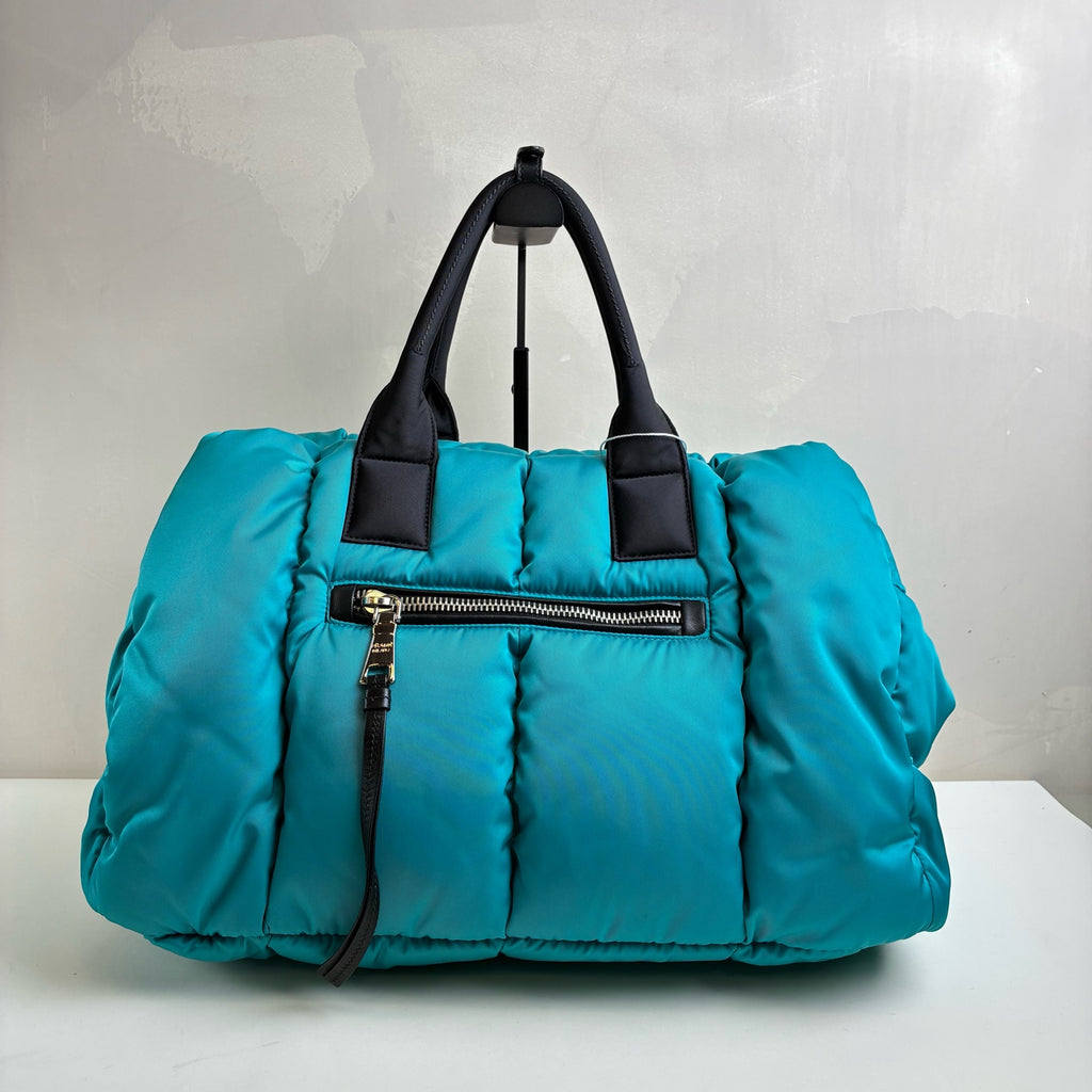 Prada Peacock Blue Bread Down Tote Bag, can be hand-held or shoulder-carried! 99% new, original price over 20,000, bottom width 31cm, top width 40cm.