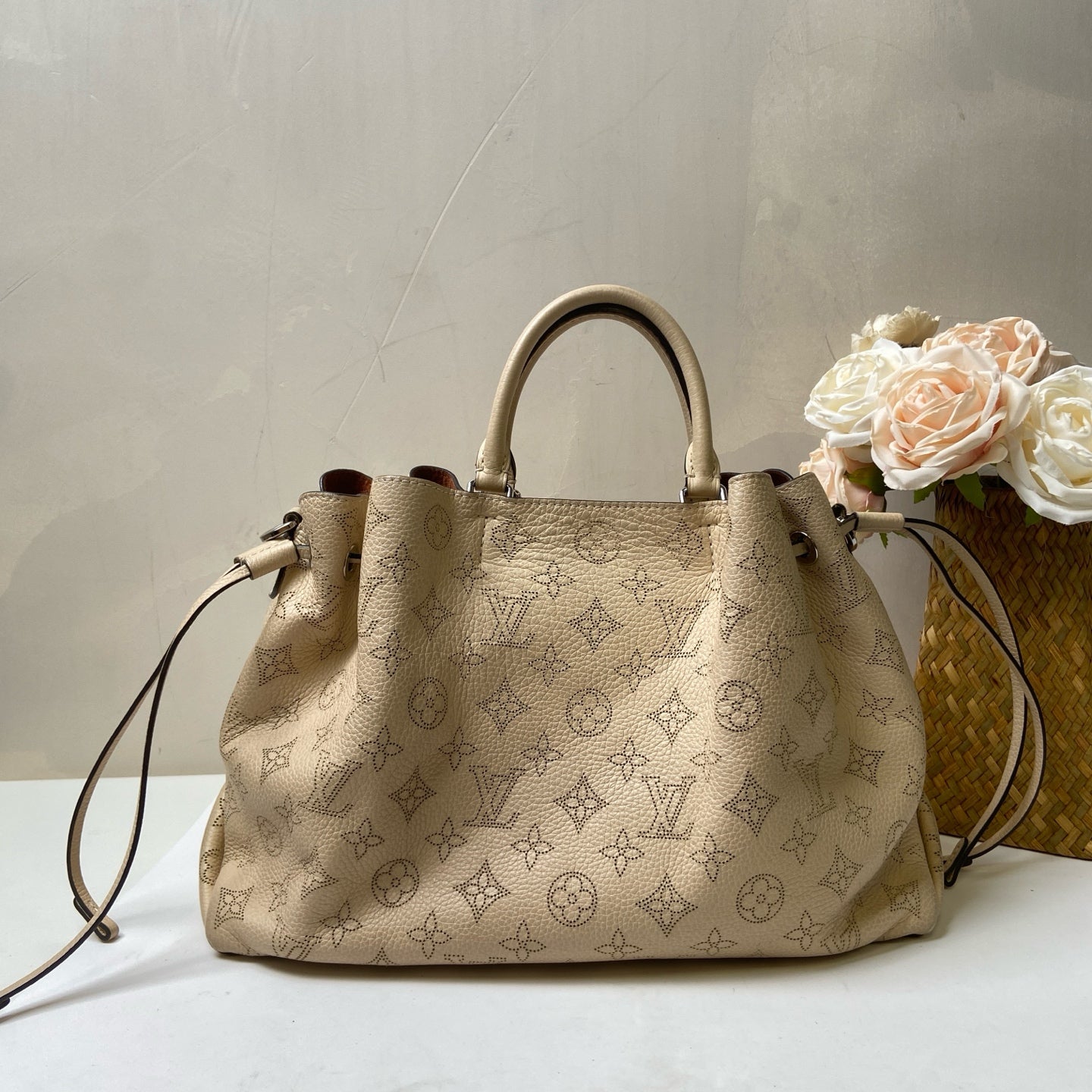 LV/Louis Vuitton BELLA TOTE Moon Goddess Milk Tea Color Hollow Tote Bag Chip Style 98% New Size: 35*23