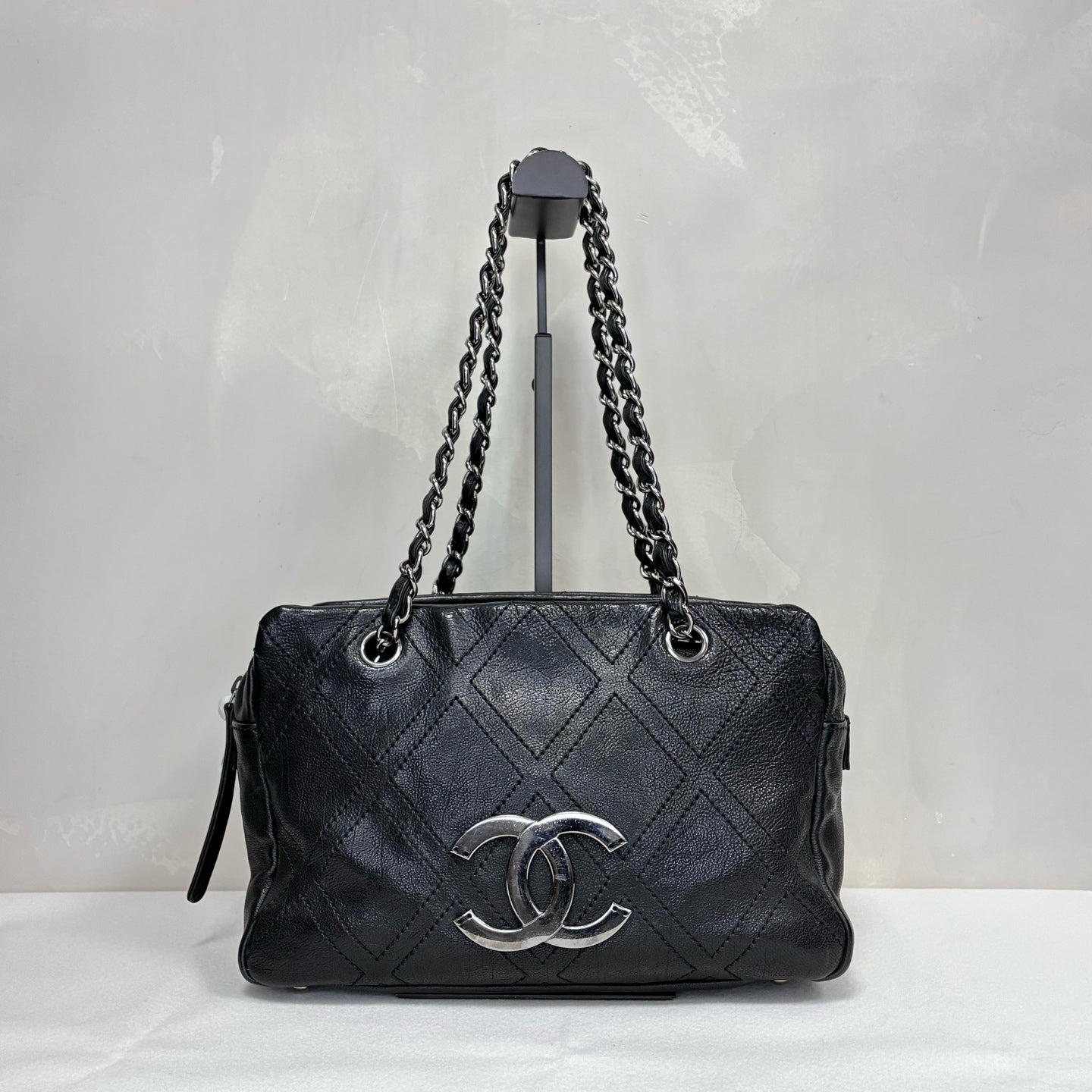 Chanel 98% New Black Large Silver CC Chain Bag, Can be Handheld or Worn on One Shoulder, Dimensions 27*18.