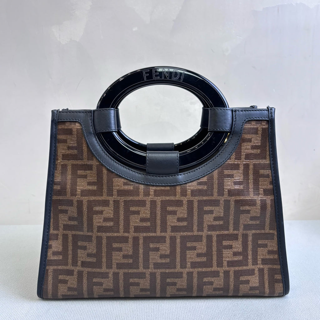 Fendi runway tote bag size 28*21, like new condition.