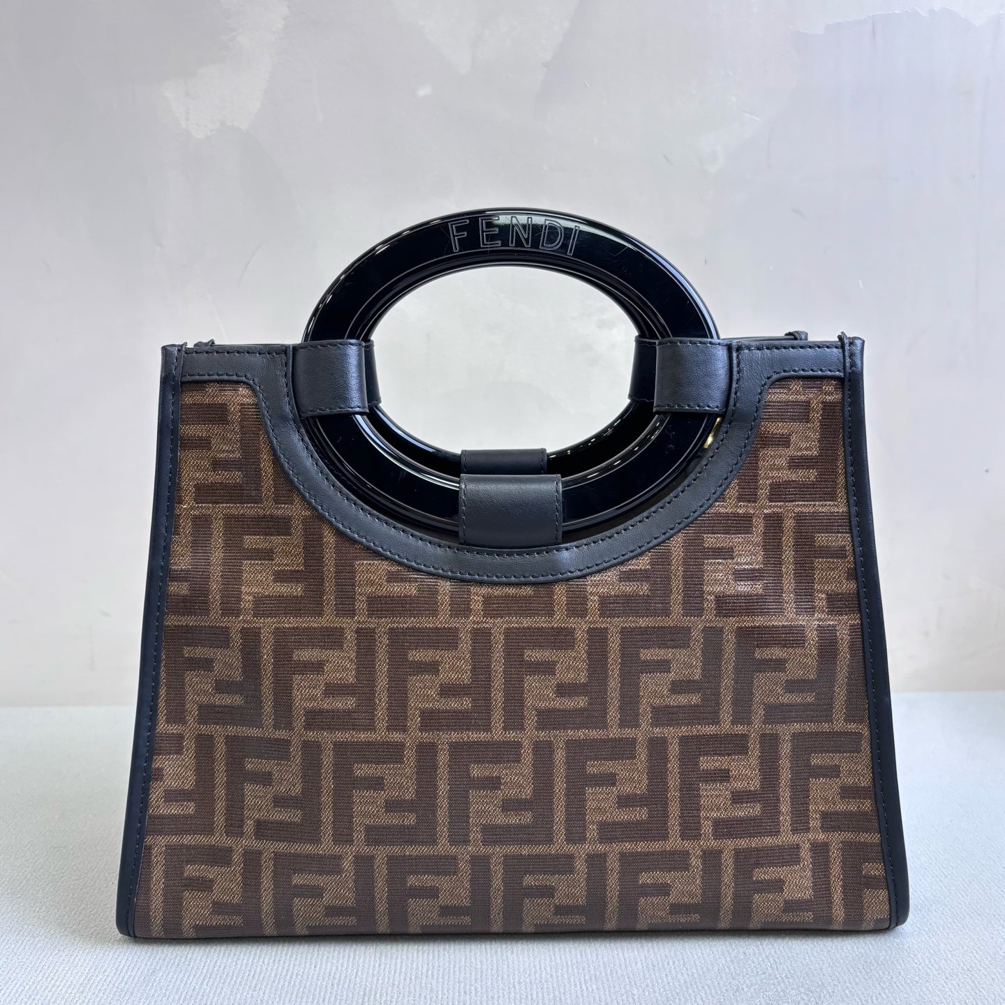 Fendi runway tote bag size 28*21, like new condition.