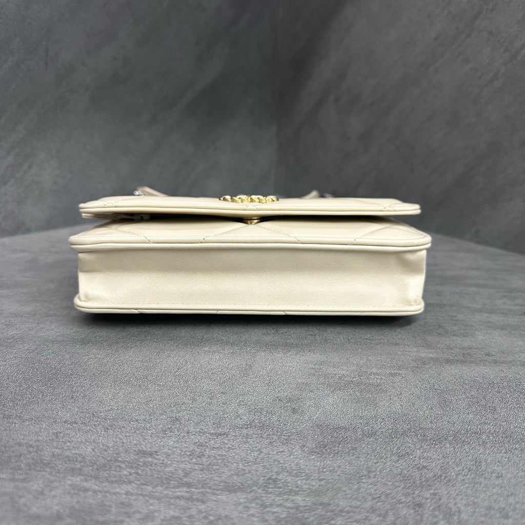 Chanel 19bag woc beige gold-tone chain bag, classic diamond quilted, 31 series with authenticity card