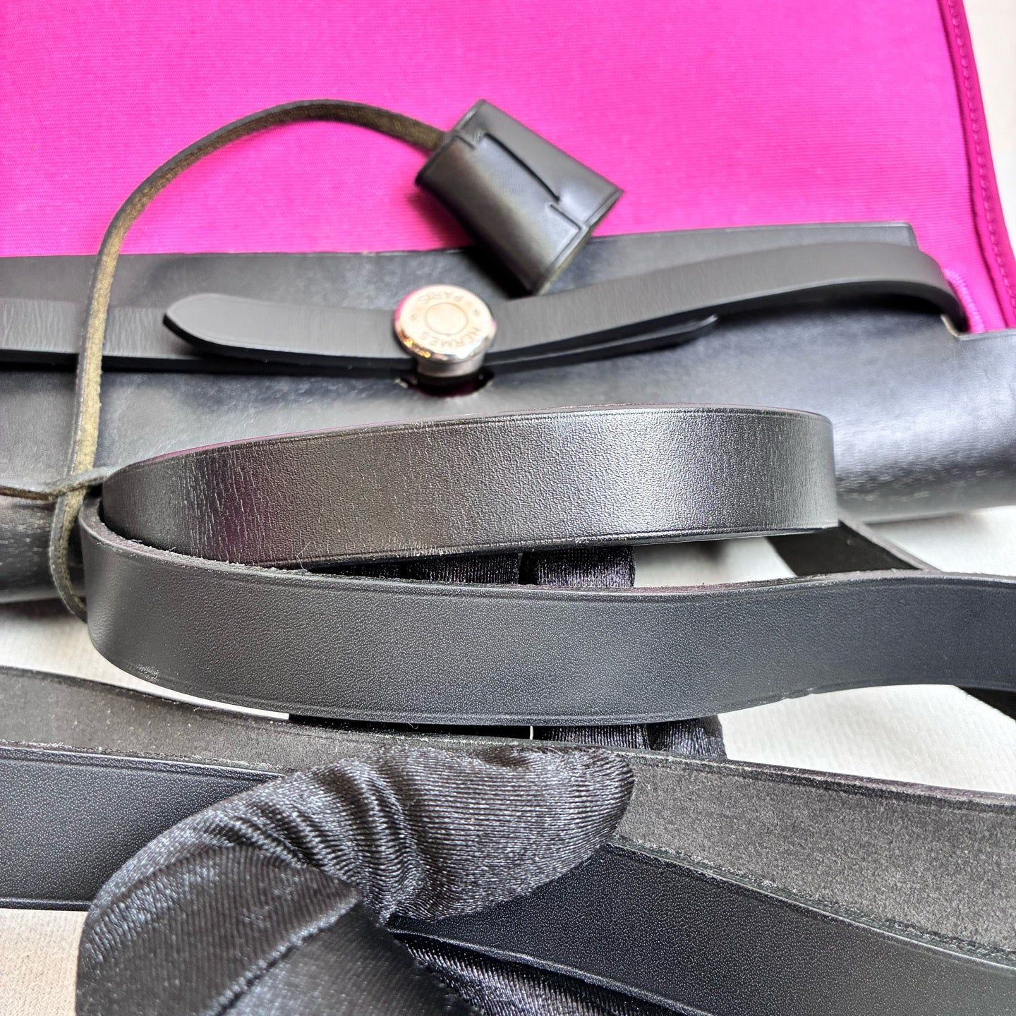 Hermès Herbag 31 in a purple and black color combination, made of canvas and leather, in 98% new condition. Dimensions: 31*25 cm.
