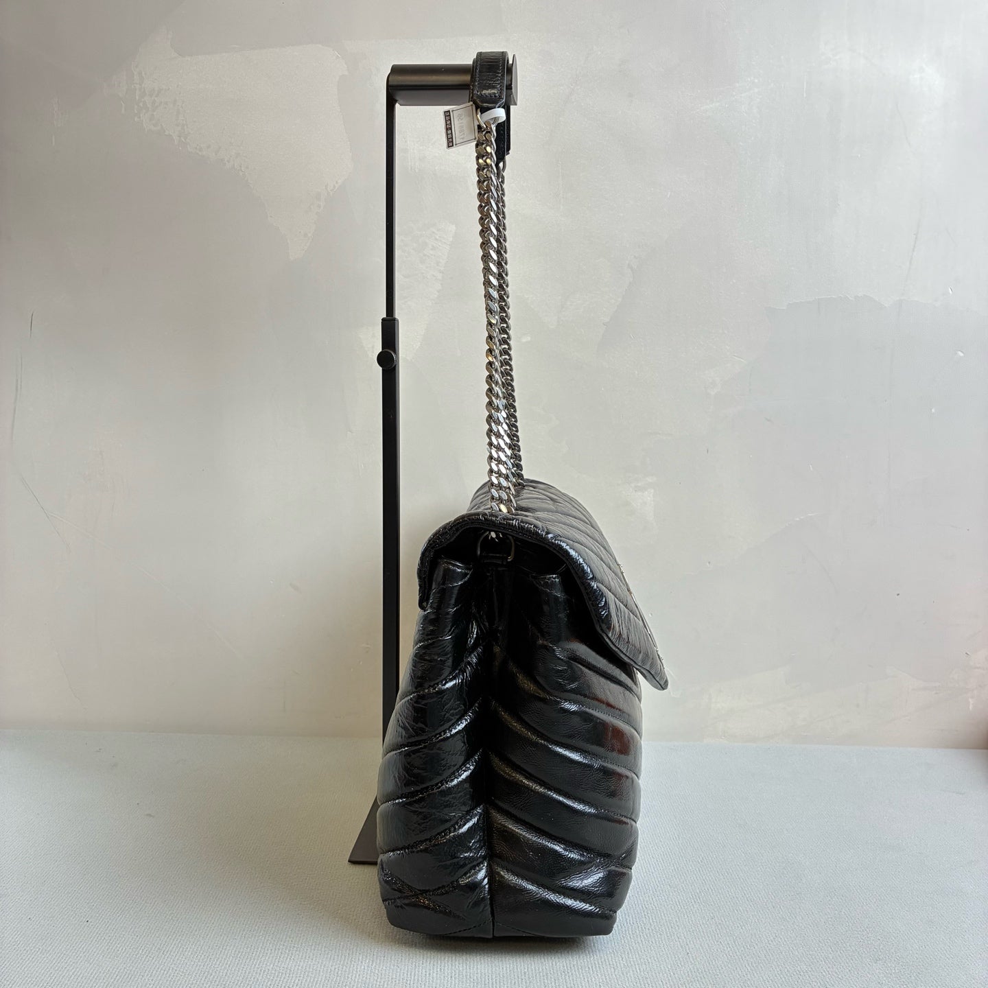 99% new YSL Loulou shoulder bag, medium size, black patent leather with silver chain, super stylish, dimensions 30x22x13.