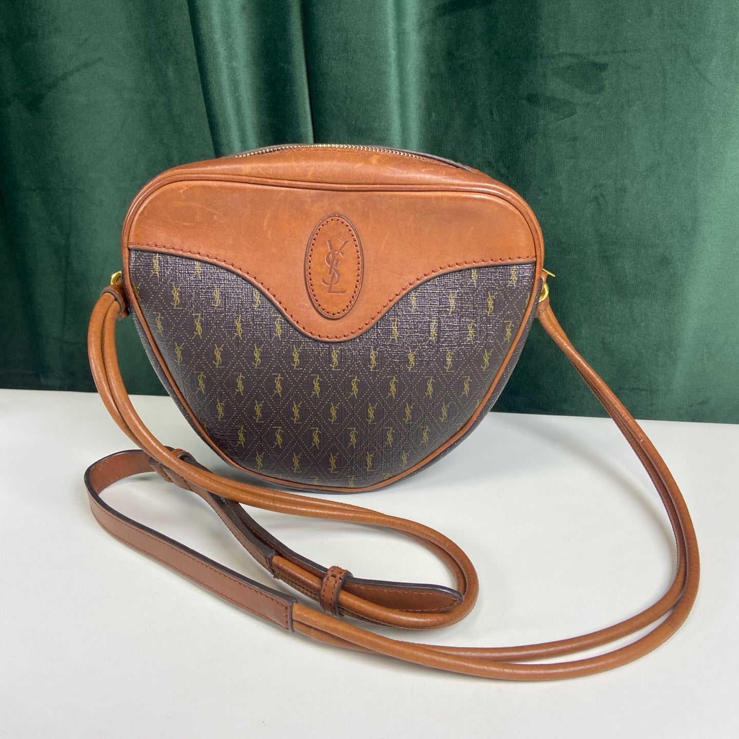 YSL/Saint Laurent Heart Bag   Size: 11.5×11, Compact and Versatile   Rose version with classic monogram logo   The color scheme is super cute