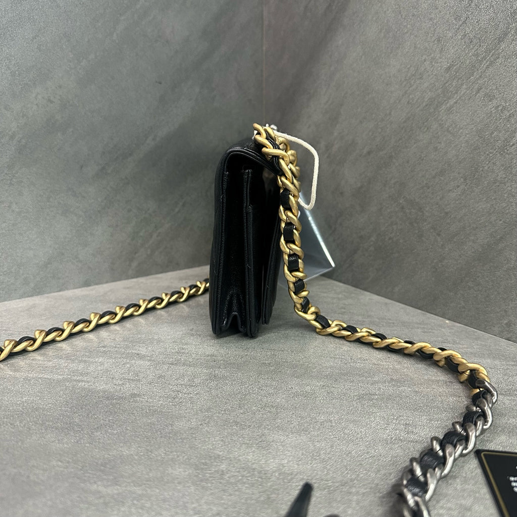 Chanel 19bag woc Black Gold Lambskin Chain Bag, produced in 2019, with authenticity card