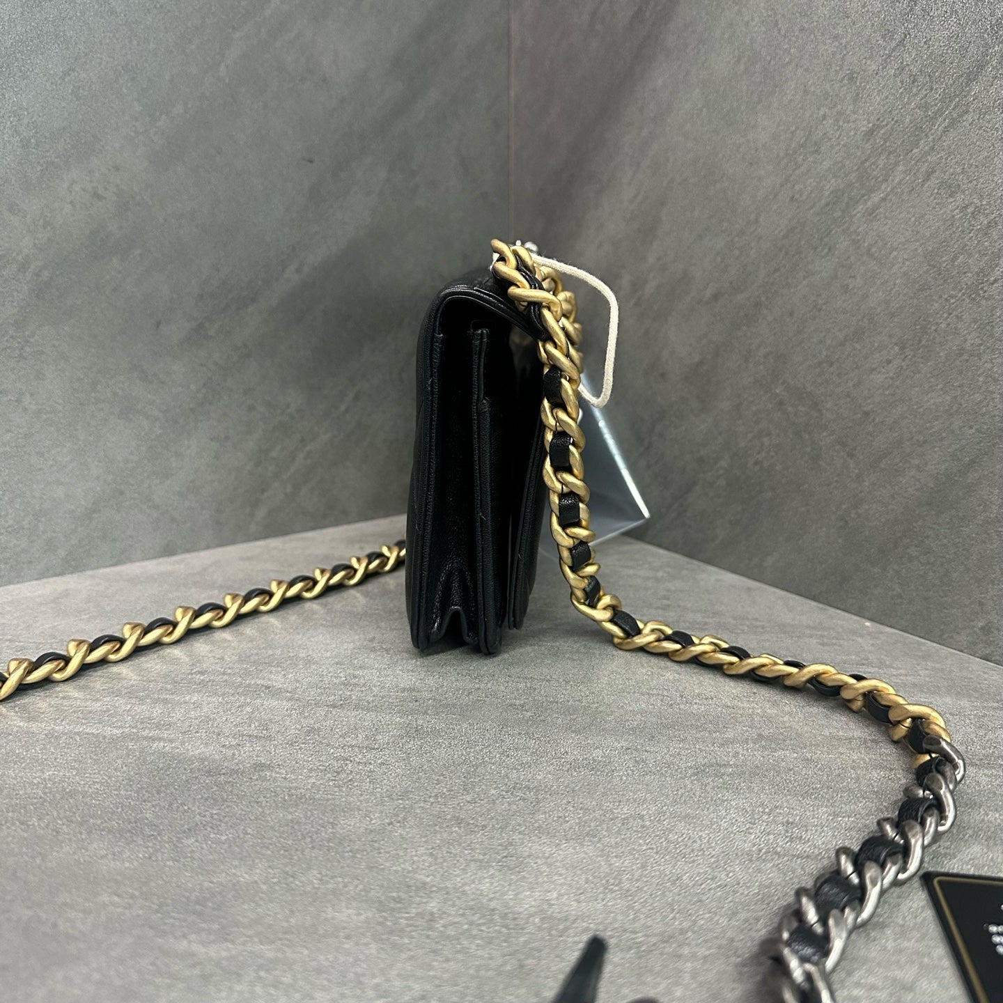 Chanel 19bag woc Black Gold Lambskin Chain Bag, produced in 2019, with authenticity card