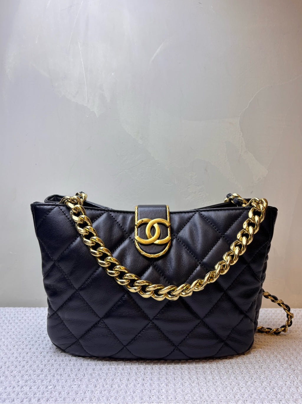 Chanel 22B Wanderer Small Shoulder Crossbody Bag Black Gold Lambskin Chip Version / 21*16