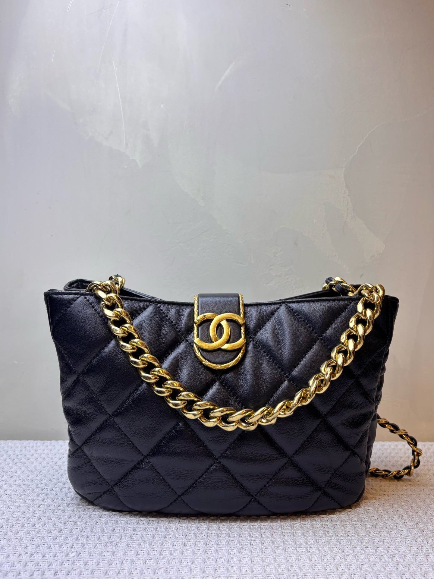 Chanel 22B Wanderer Small Shoulder Crossbody Bag Black Gold Lambskin Chip Version / 21*16