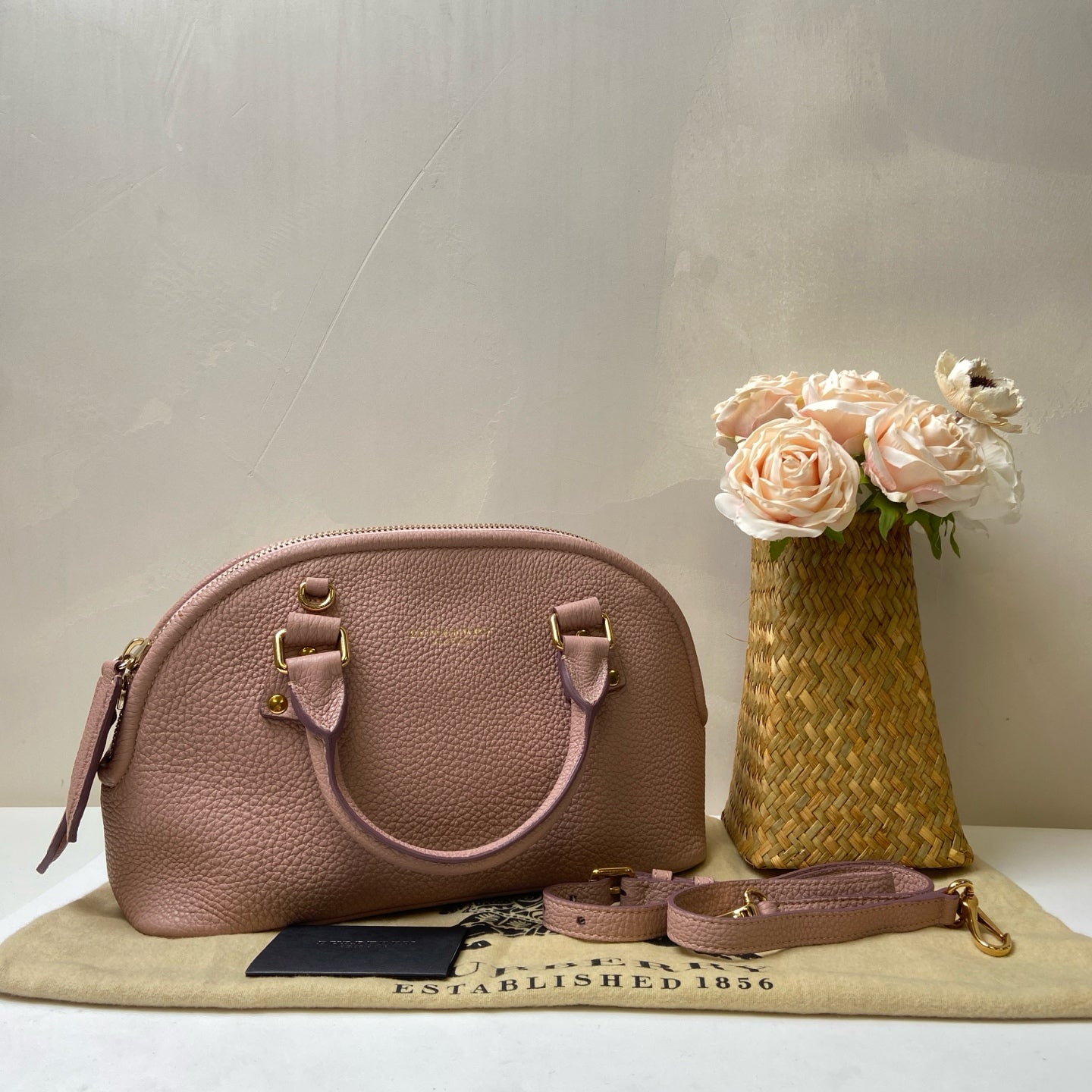 Burberry Lychee Grain Leather Shell Bag 99% New Size: 30*20 Old Pink Accessories: Dust Bag, Instruction Manual,
