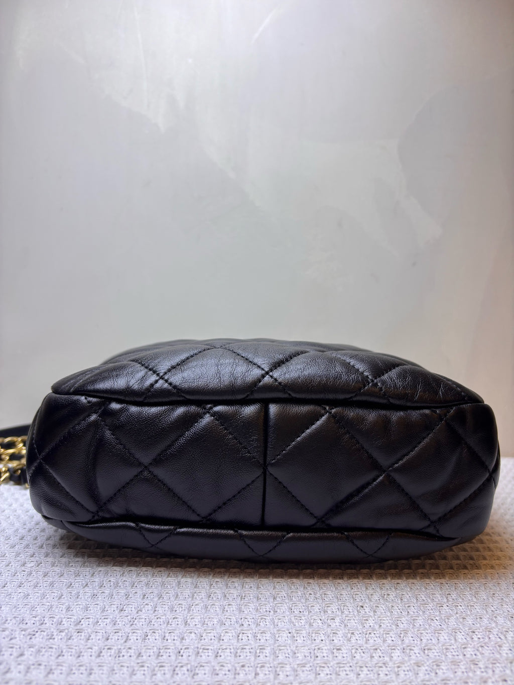 Chanel 22B Wanderer Small Shoulder Crossbody Bag Black Gold Lambskin Chip Version / 21*16