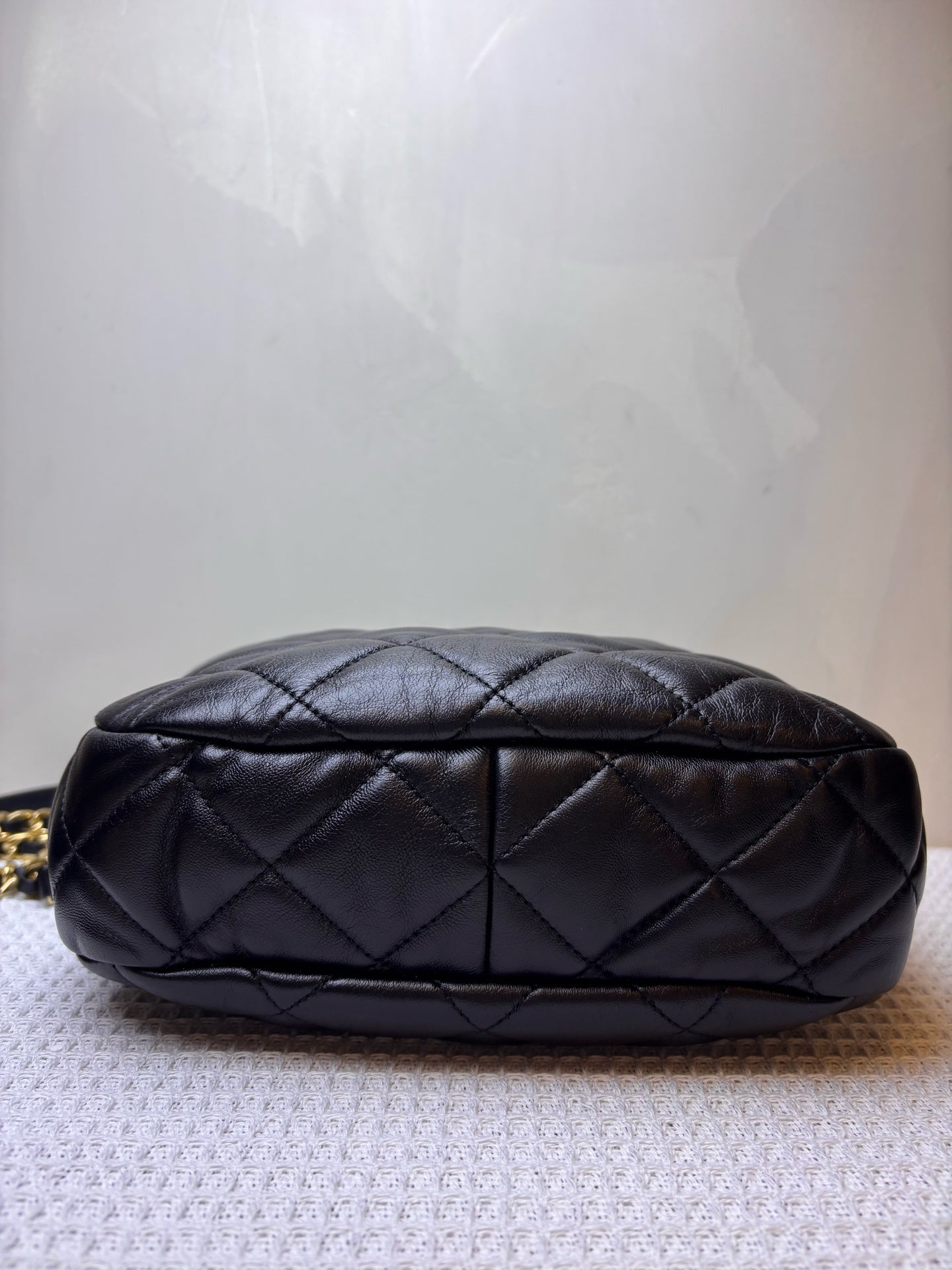 Chanel 22B Wanderer Small Shoulder Crossbody Bag Black Gold Lambskin Chip Version / 21*16