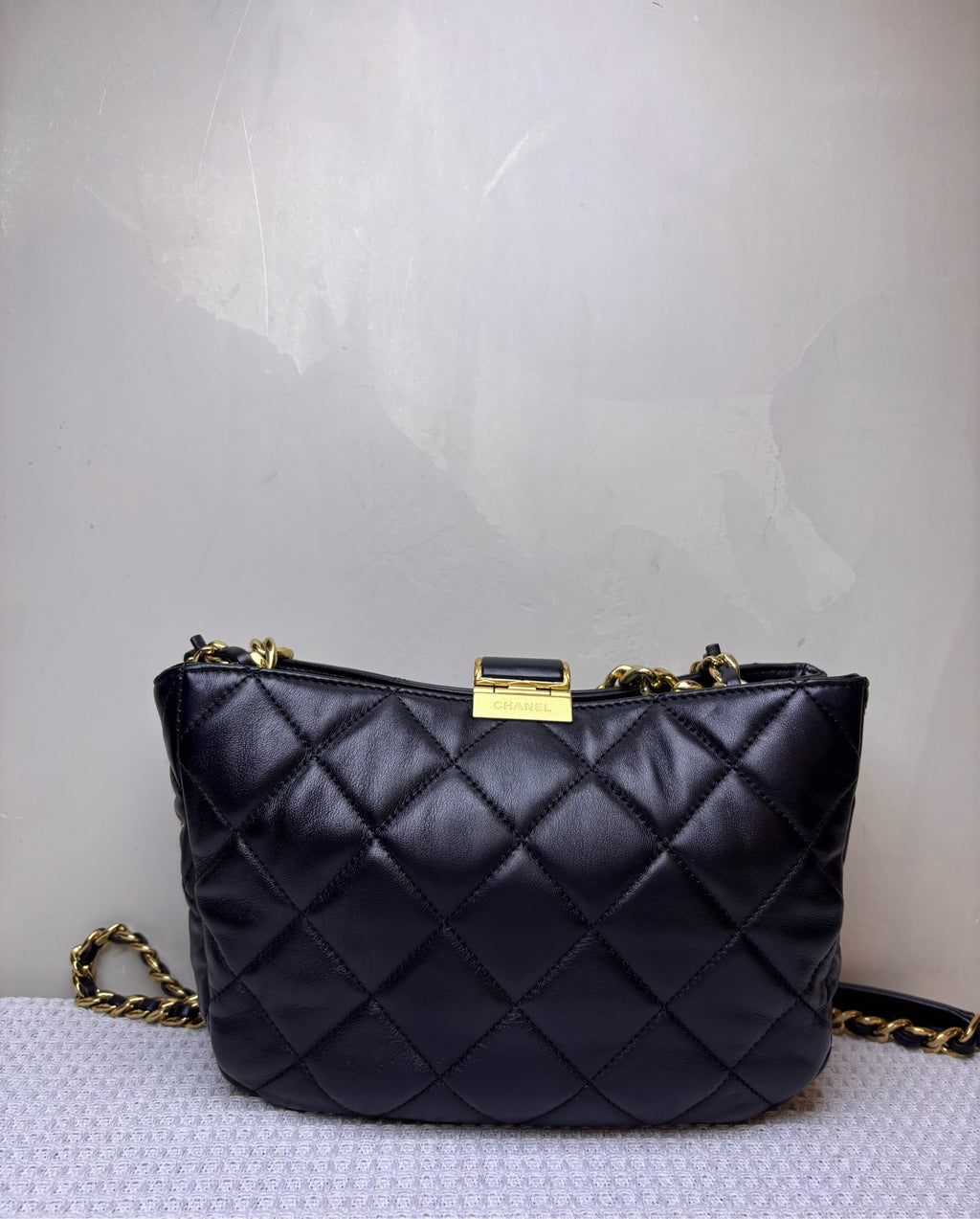 Chanel 22B Wanderer Small Shoulder Crossbody Bag Black Gold Lambskin Chip Version / 21*16