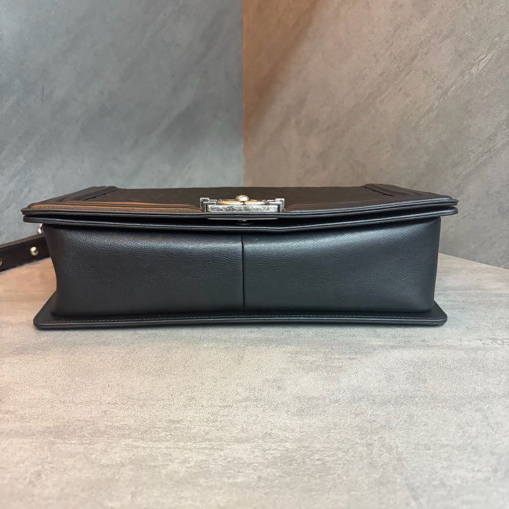Chanel leboy medium to large-sized black silver cowhide chain bag, 19 kai, no card bag, good shape, clean inside