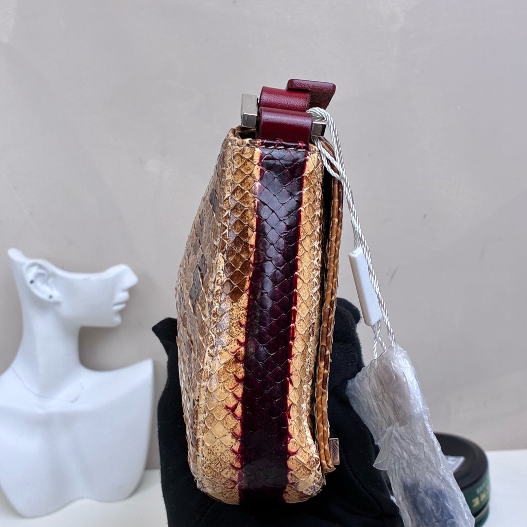 Fendi Snake Skin Silver Rod Baguette Handbag, with a bottom size of 26*12 cm. Classic baguette style, featuring snake skin combined with a red shoulder strap and a silver rod design.