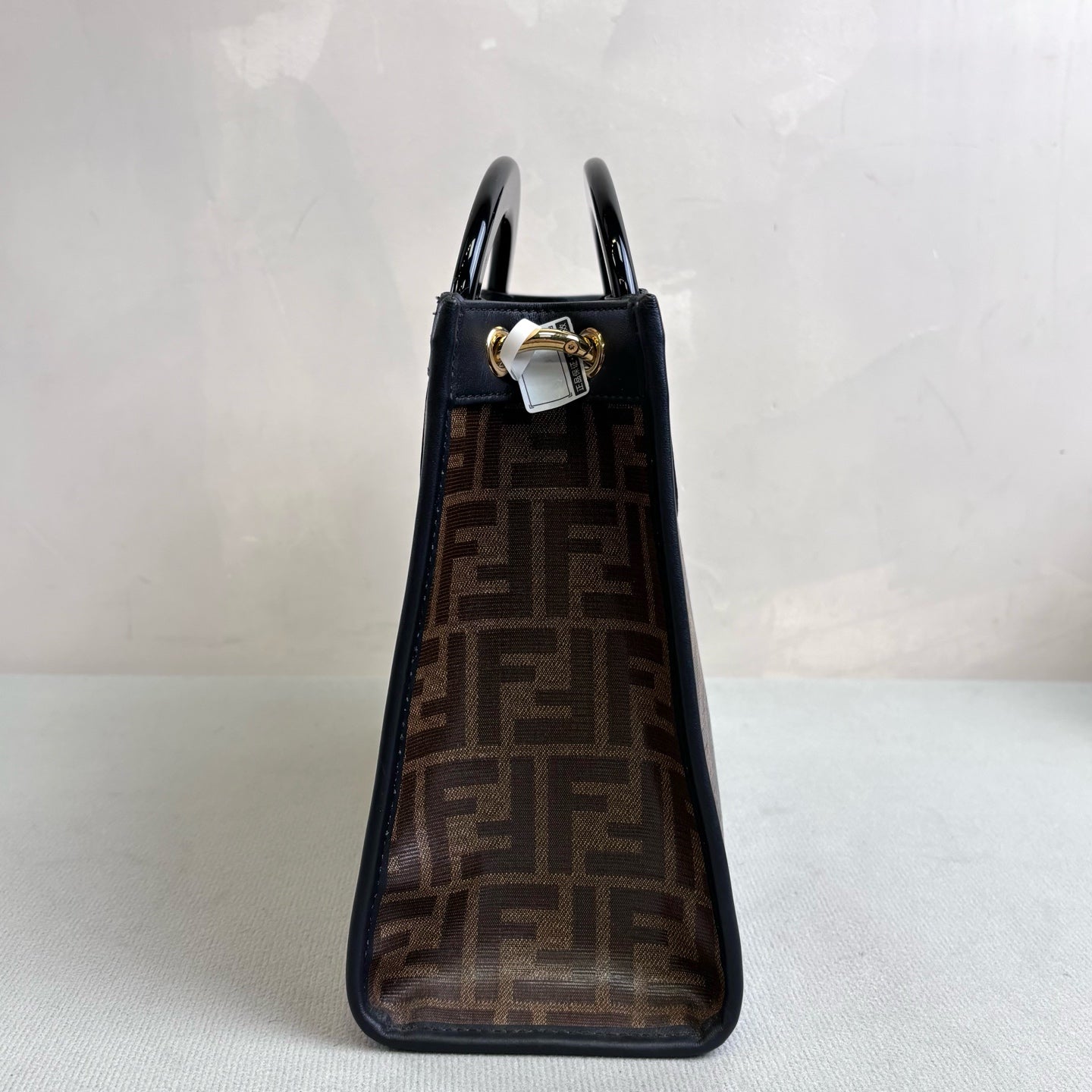 Fendi runway tote bag size 28*21, like new condition.