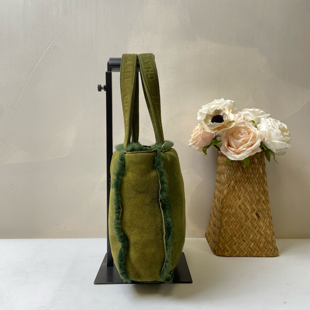 CHANEL Green Suede Plush Shopping Tote Bag, large capacity, features embossed logo, excellent touch, pre-owned with 5 openings, condition 9.