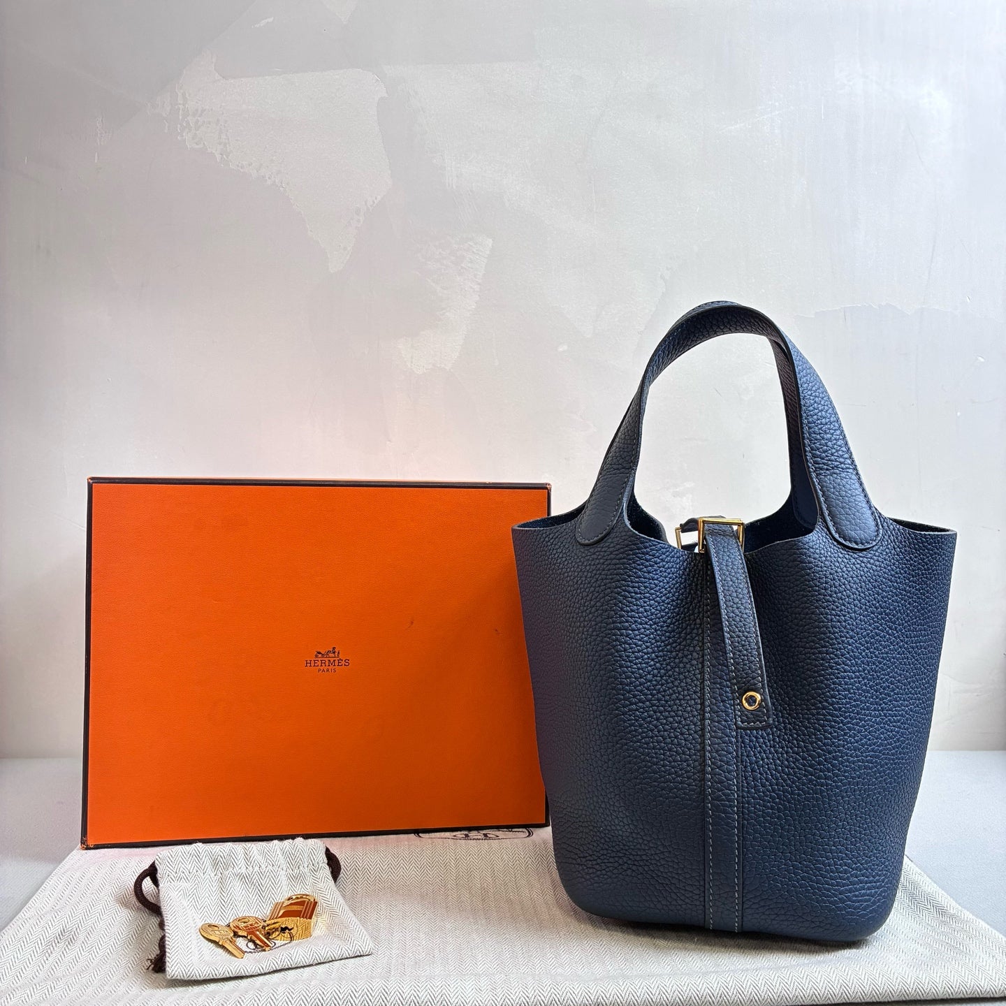 Hermes Picotin 18 Basket 18 in 99% new condition, W stamp, Midnight Blue, Gold Hardware, Handbag Dimensions