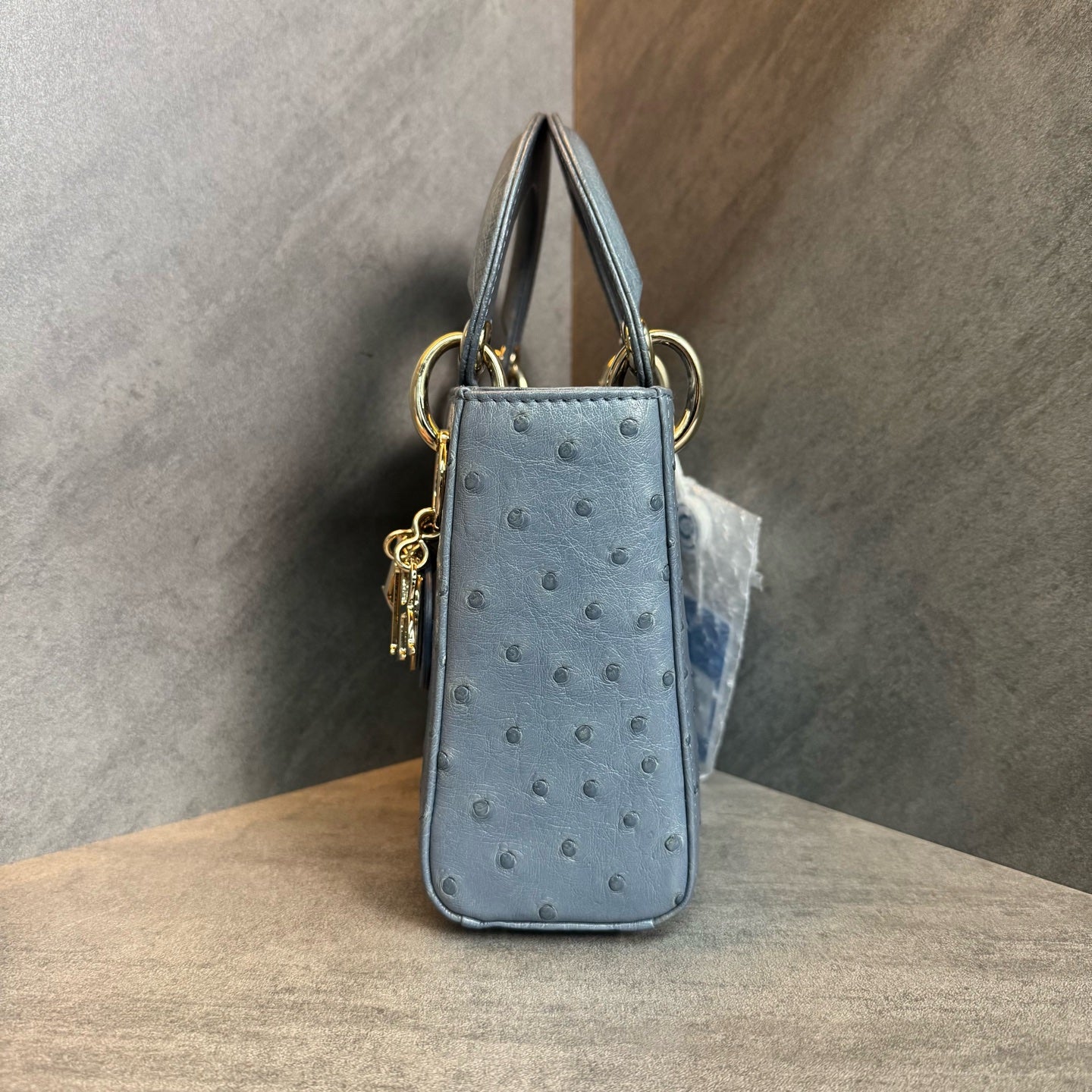 99% new Dior Lady Dior three-compartment ostrich skin grey-gold bag, structured silhouette, clean interior, no wear on the four corners, 2021 serial code, original condition, available now