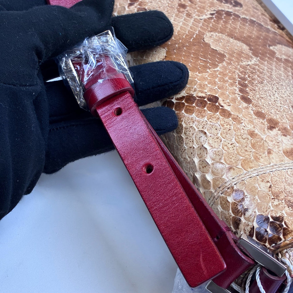 Fendi Snake Skin Silver Rod Baguette Handbag, with a bottom size of 26*12 cm. Classic baguette style, featuring snake skin combined with a red shoulder strap and a silver rod design.