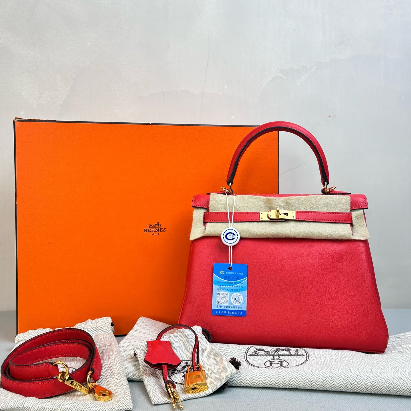 Hermès Kelly 25 A Stamp Tomato Red with Gold Hardware, Swift Leather, 99% New, Size 18*23 cm