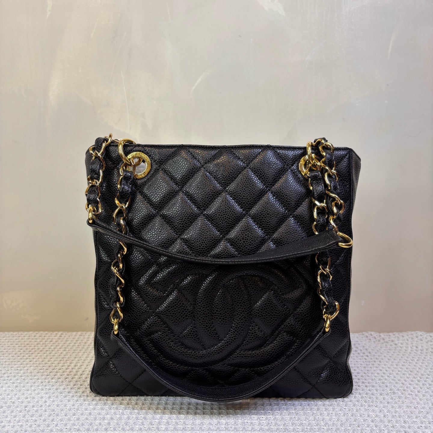 Chanel, 14K, PST black with gold hardware classic quilted textured leather shopping bag, shoulder tote bag dimensions: 25x9x23 cm, compact.