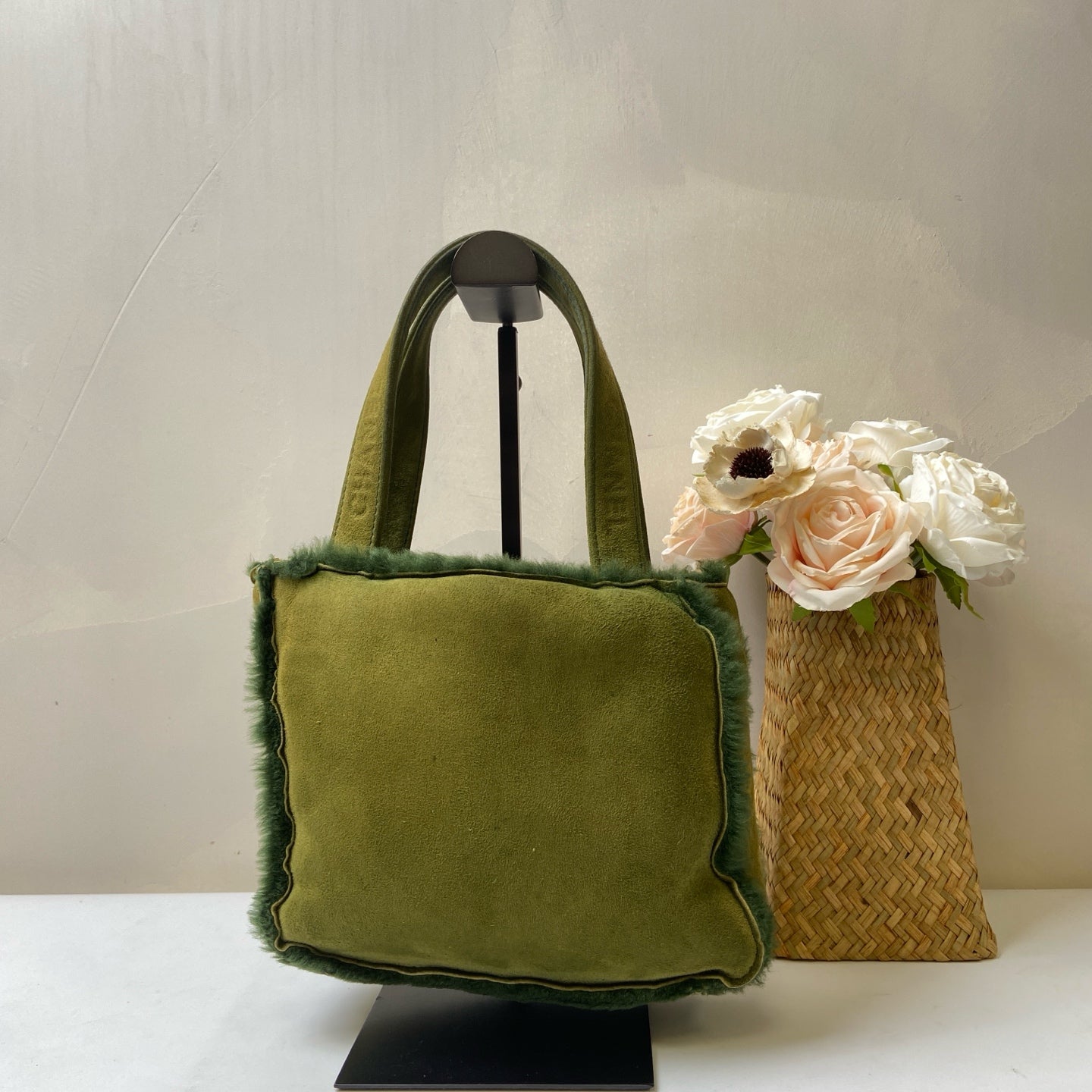 CHANEL Green Suede Plush Shopping Tote Bag, large capacity, features embossed logo, excellent touch, pre-owned with 5 openings, condition 9.