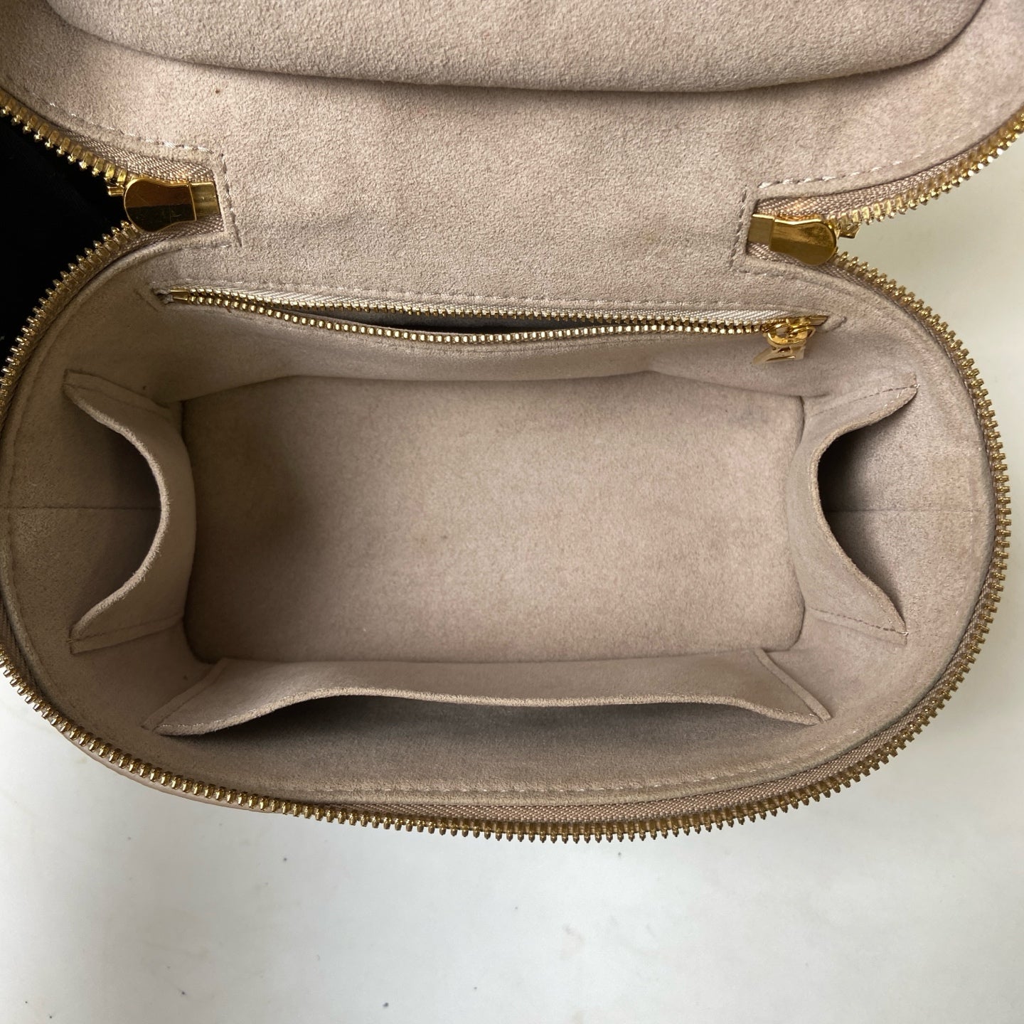 LV/Louis Vuitton Vanity Elephant Grey Full Leather Small Makeup Bag 99% New Chip Model Size: 19*13*11 Cowhide Material