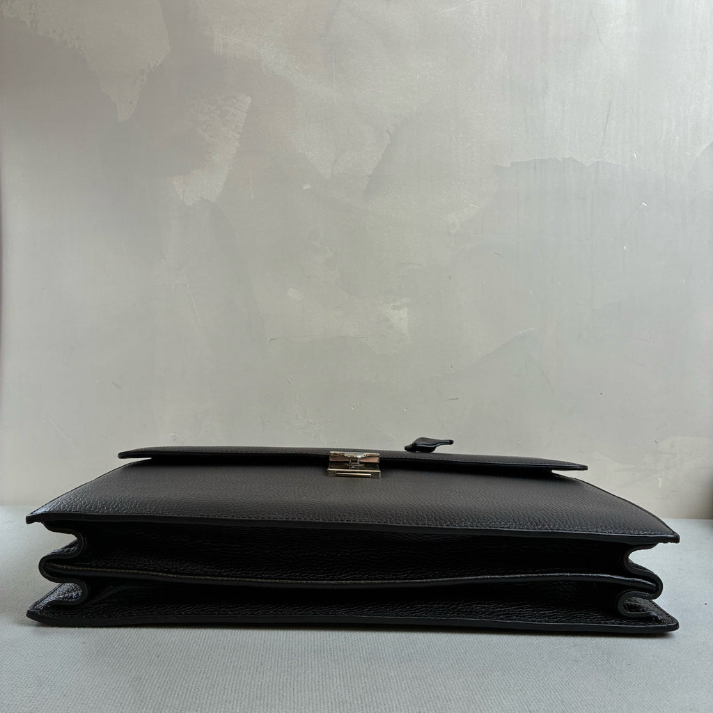 Ermenegildo Zegna This is the Zegna men's briefcase, made of embossed cowhide leather, featuring a lock buckle flap design, primarily targeting business communication.