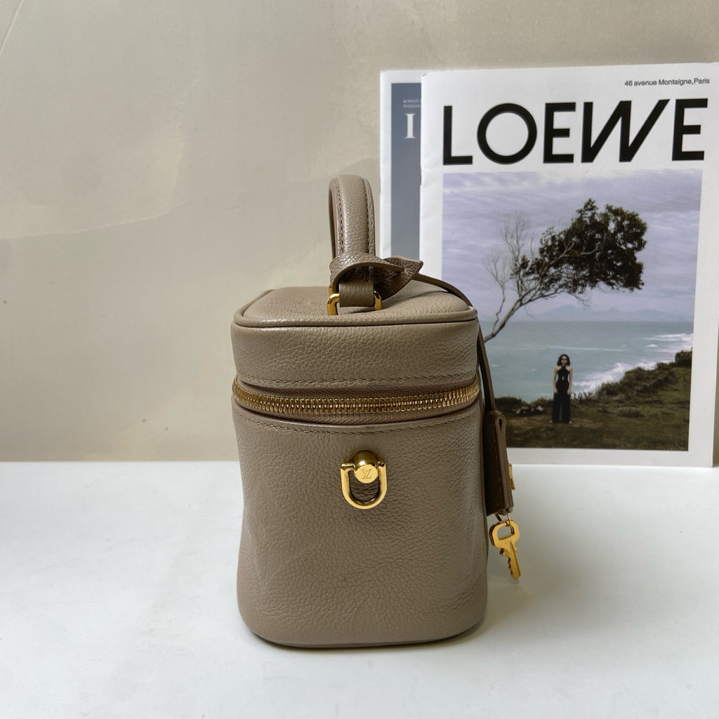 LV/Louis Vuitton Vanity Elephant Grey Full Leather Small Makeup Bag 99% New Chip Model Size: 19*13*11 Cowhide Material