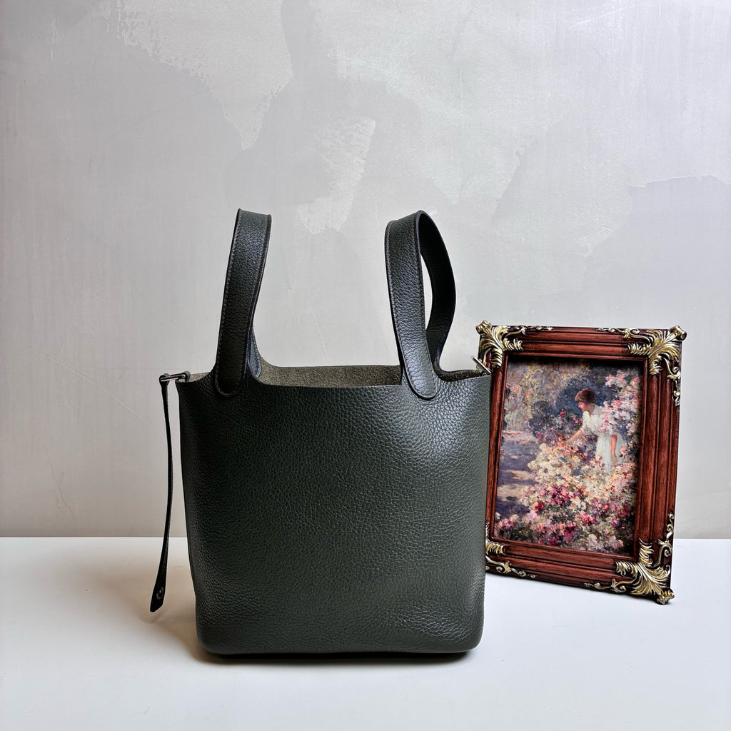 Hermes / Hermès Garden Party 18 P刻 in 99% new condition   Dimensions: 18 x 13 x 18 cm   Color: Gray Green   Includes lock
