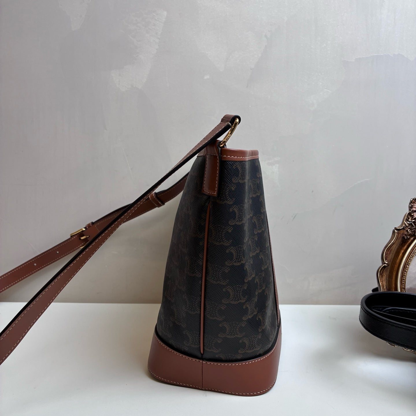Celine Vintage Bucket Bag Shoulder Bag 99% New Size: 18x22 Leather Material