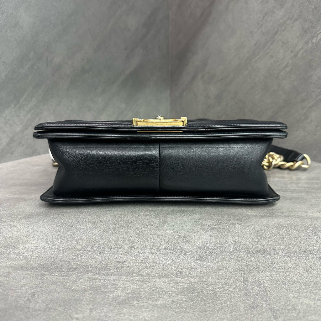 Chanel leboy medium-sized black gold sheepskin chain bag, 24-opening type, three-dimensional inside clean
