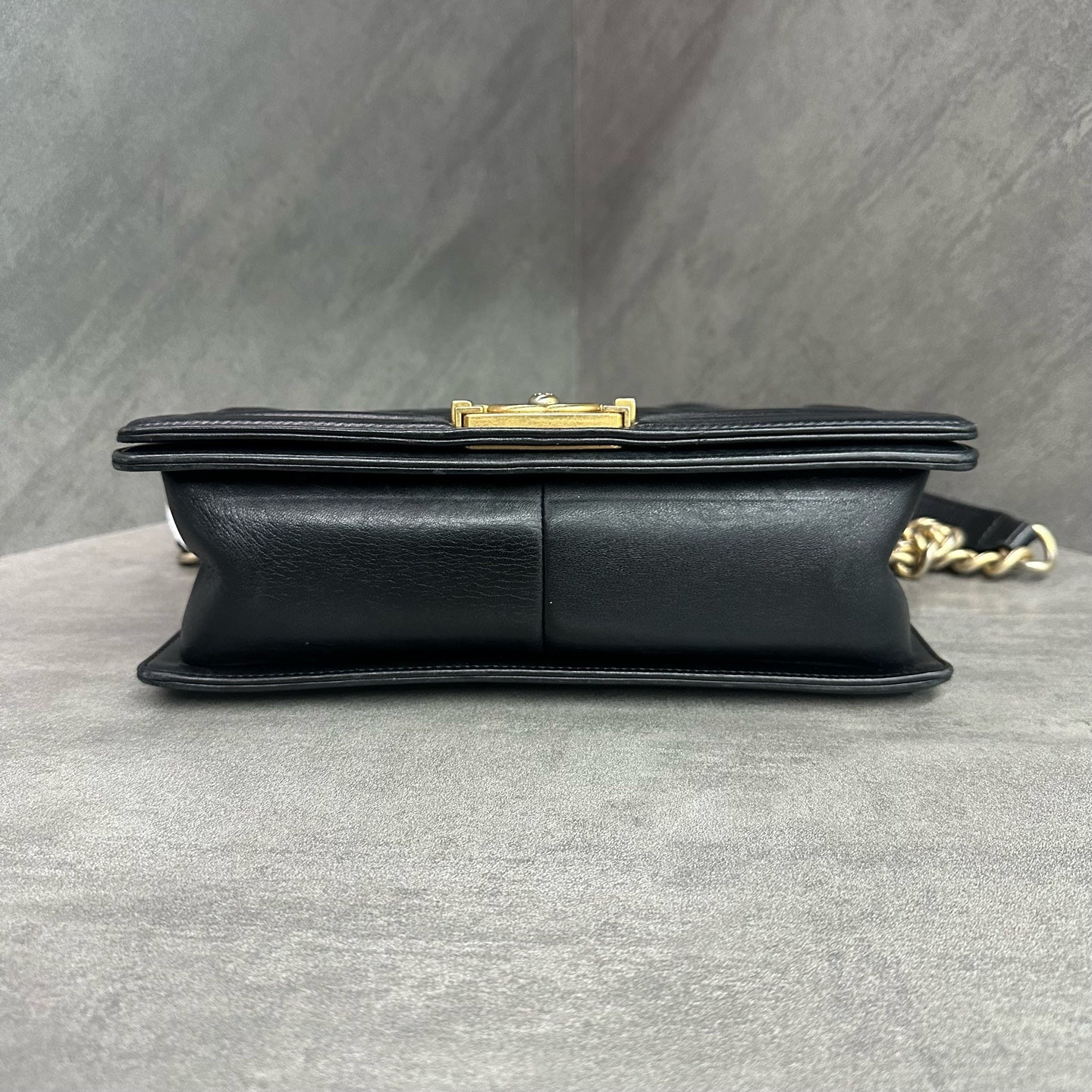 Chanel leboy medium-sized black gold sheepskin chain bag, 24-opening type, three-dimensional inside clean