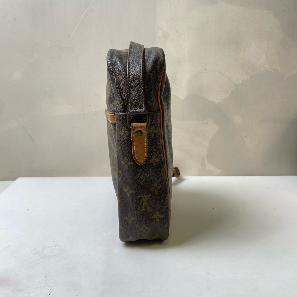 LV/Louis Vuitton 92 Vintage Monogram Crossbody Bag Camera Bag Pre-owned Size: 28×22 Coated Canvas