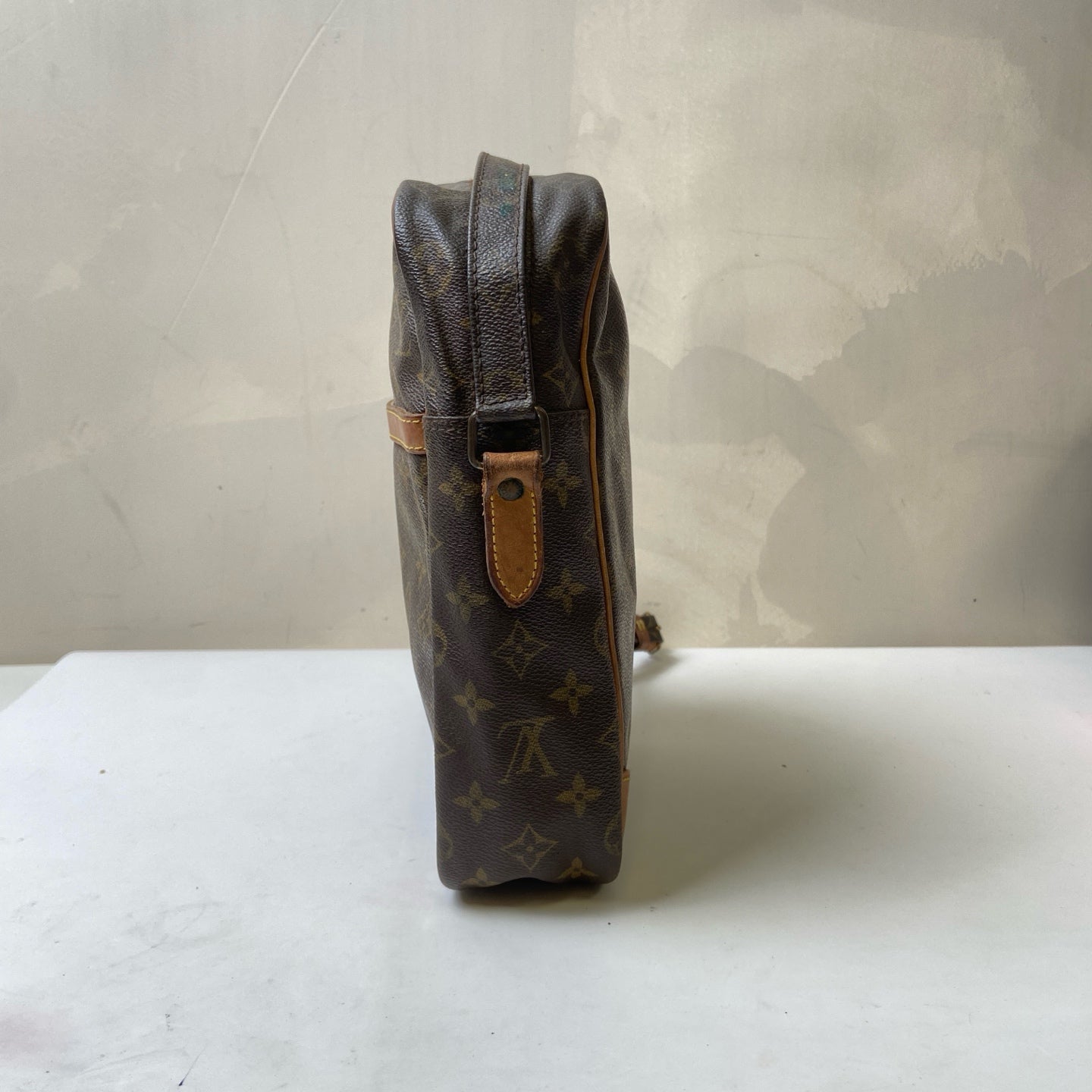 LV/Louis Vuitton 92 Vintage Monogram Crossbody Bag Camera Bag Pre-owned Size: 28×22 Coated Canvas