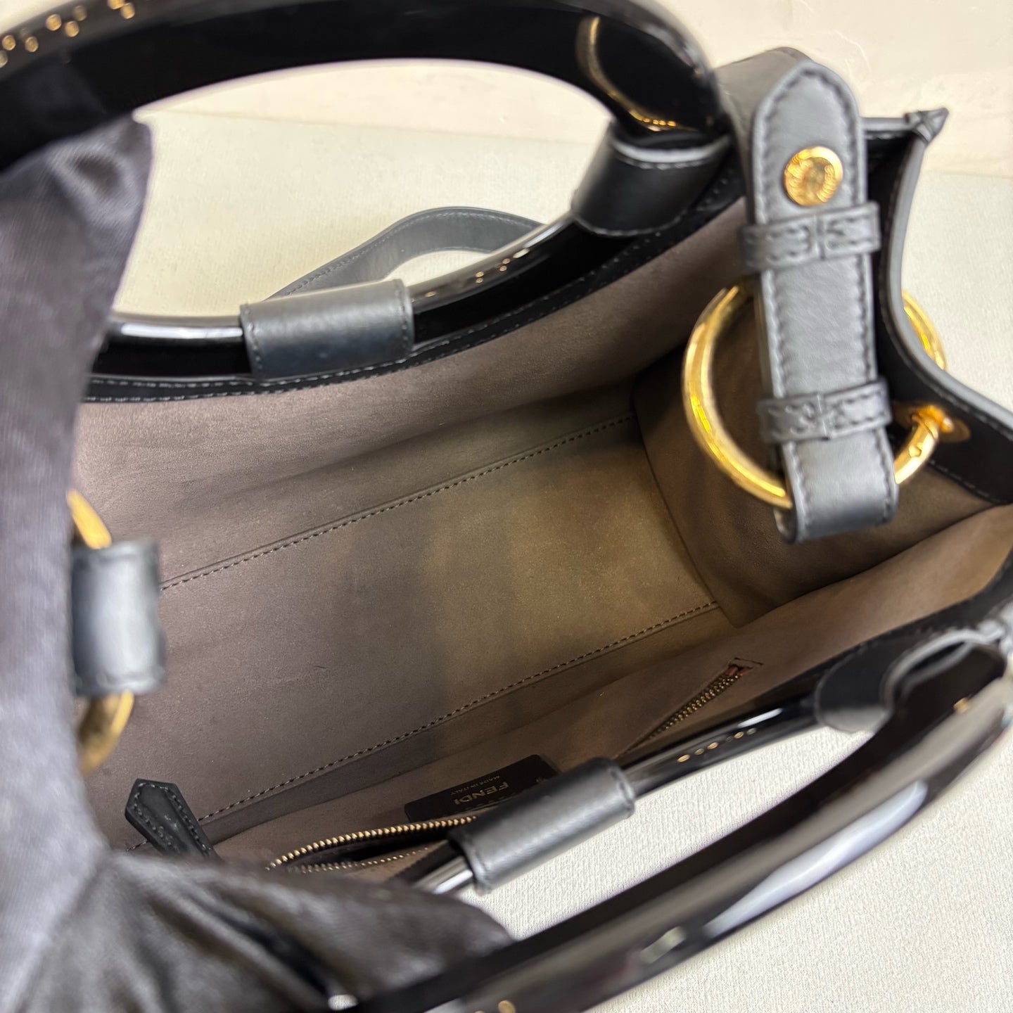 Fendi runway tote bag size 28*21, like new condition.