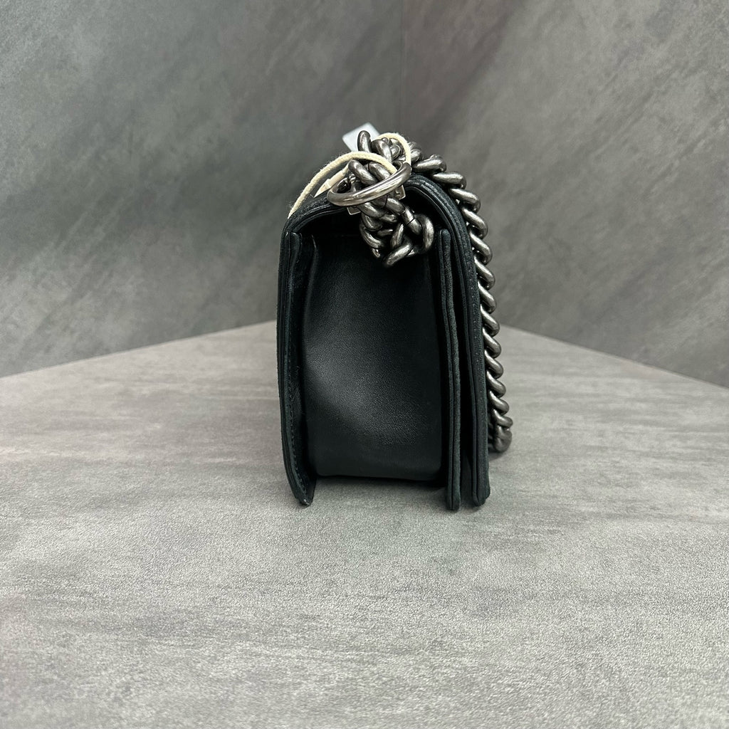Chanel leboy medium-sized black and silver sheepskin chain bag, 20mo, cardless, three-dimensional, clean inside